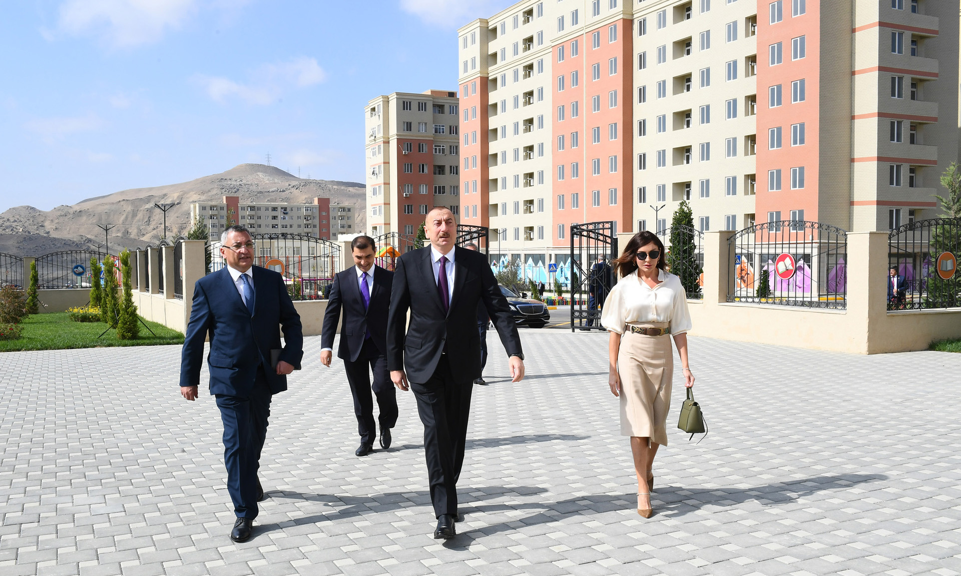 Prezident İlham Əliyev məcburi köçkünlər üçün salınmış “Qobu Park-2” yaşayış kompleksinin açılışında iştirak edib