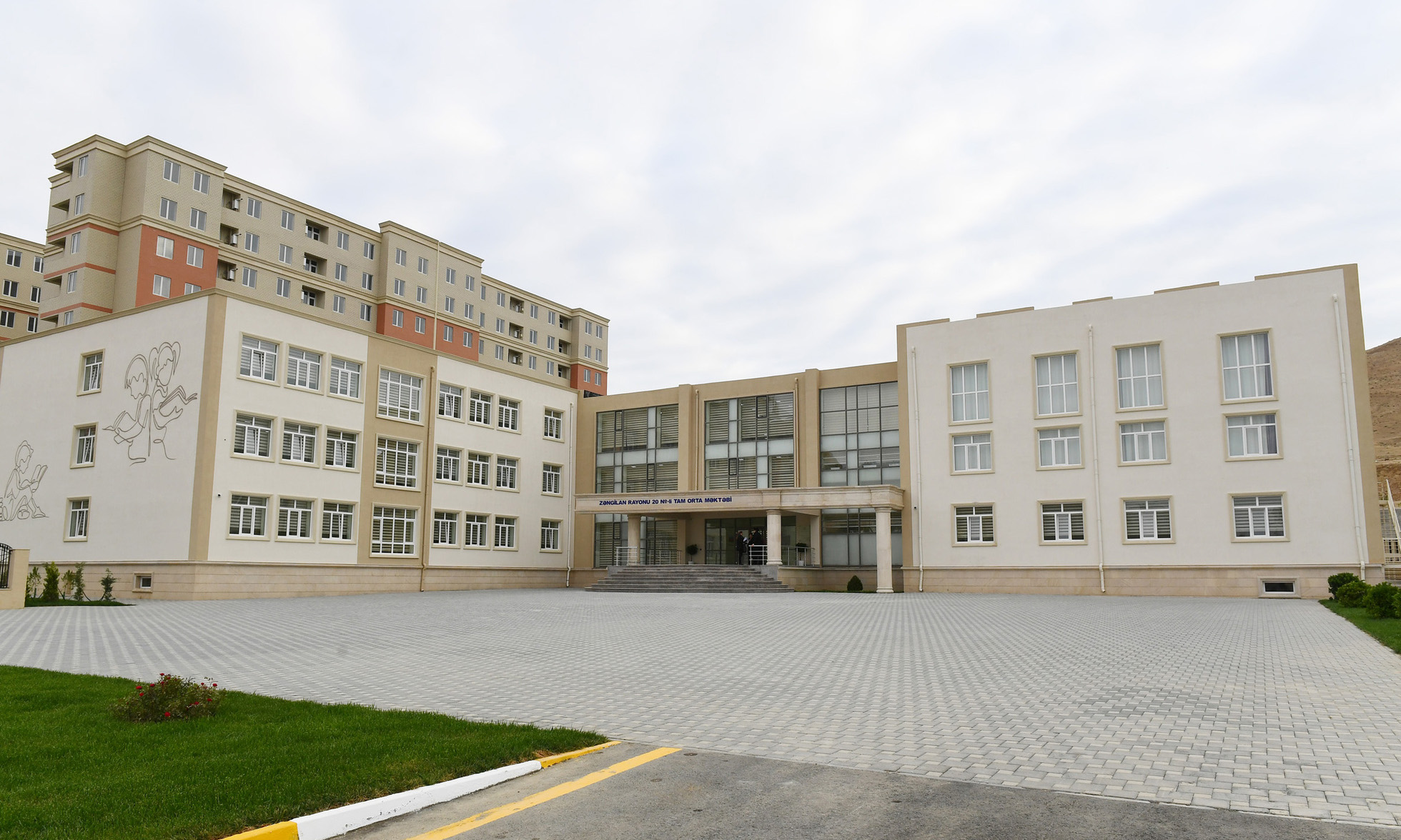 Prezident İlham Əliyev məcburi köçkünlər üçün salınmış “Qobu Park-2” yaşayış kompleksinin açılışında iştirak edib