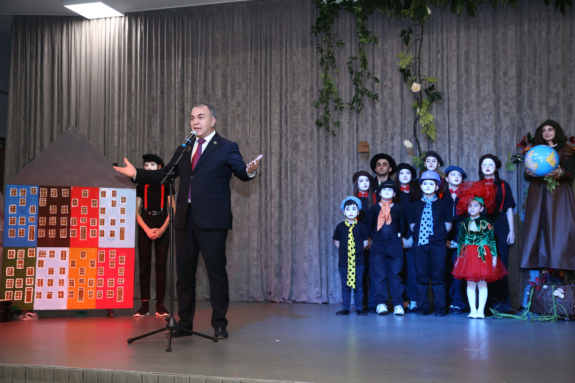 “Yaşıl dünya naminə həmrəylik ili”nə həsr olunmuş tamaşa nümayiş olunub