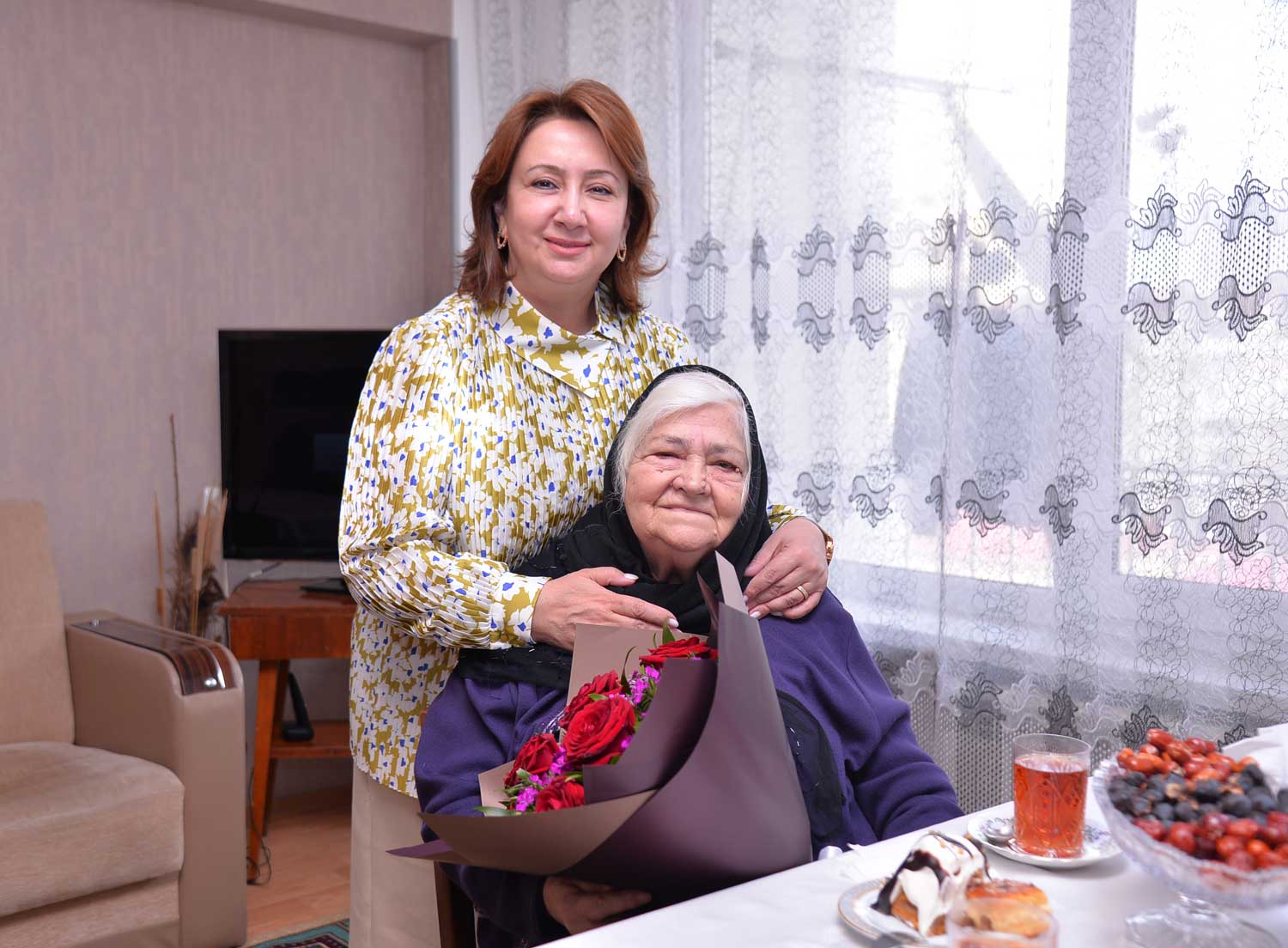 İdarə müdiri müəllimlərini təbrik edib