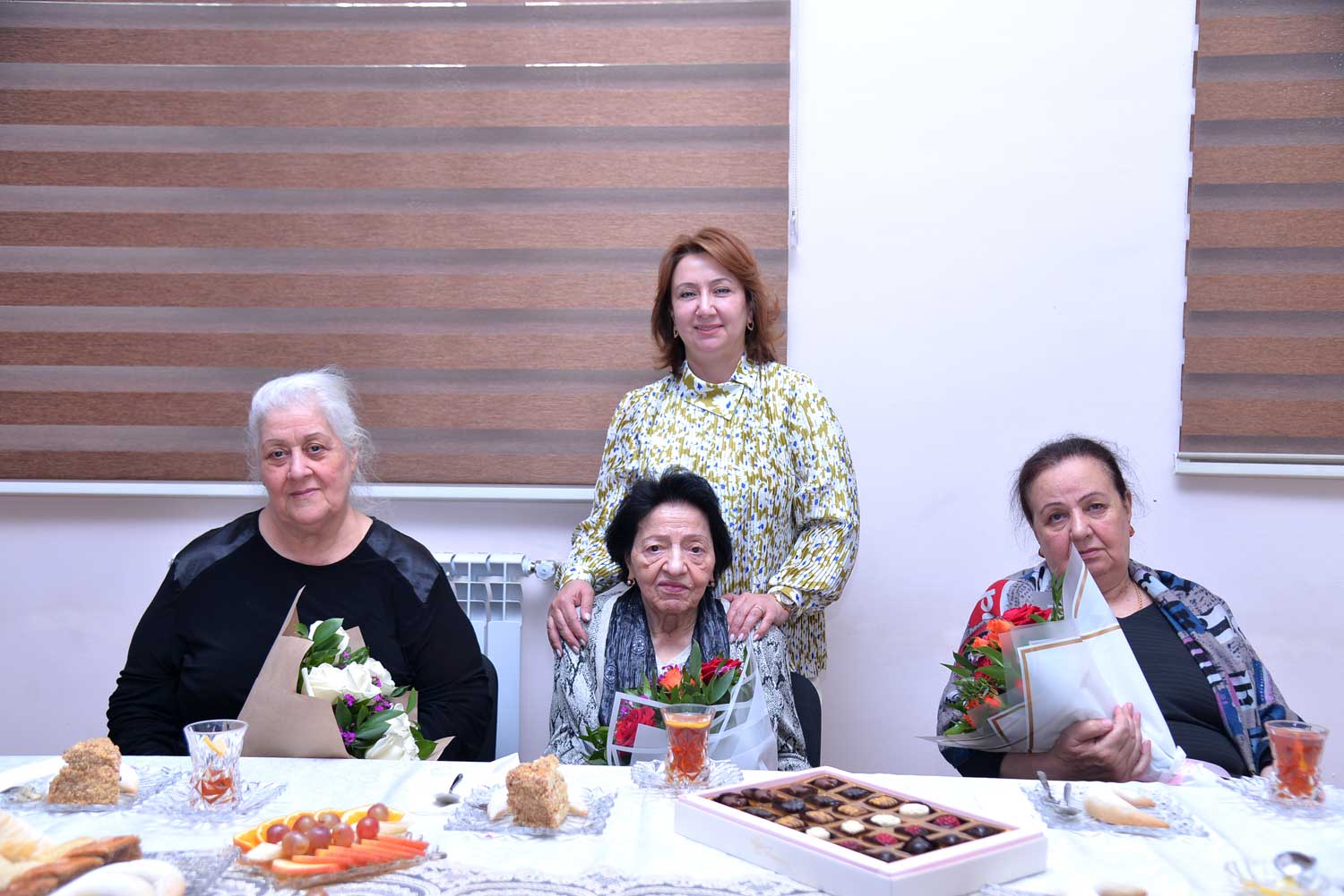 İdarə müdiri müəllimlərini təbrik edib