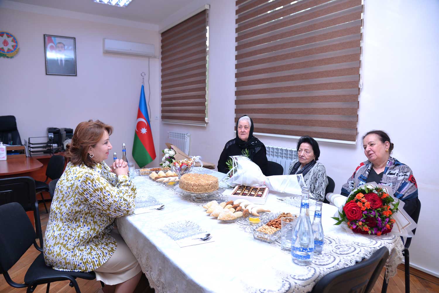 İdarə müdiri müəllimlərini təbrik edib