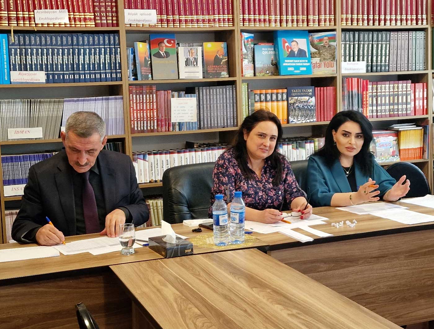 Şagirdlər təqdimatlarla çıxış edir