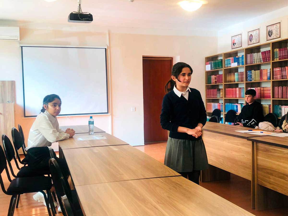 Şagirdlər təqdimatlarla çıxış edir