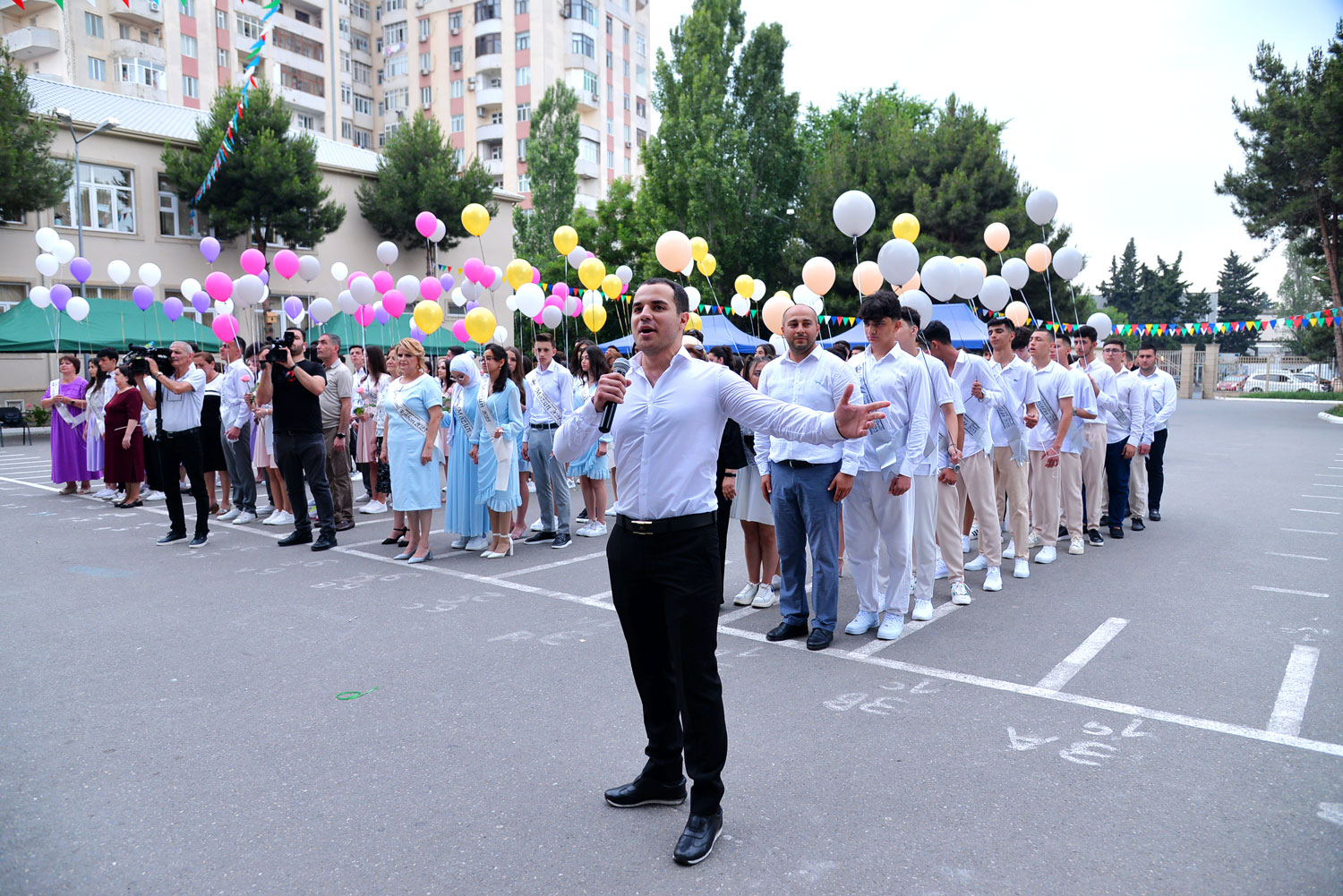 Rəsmilər məzunları təbrik ediblər