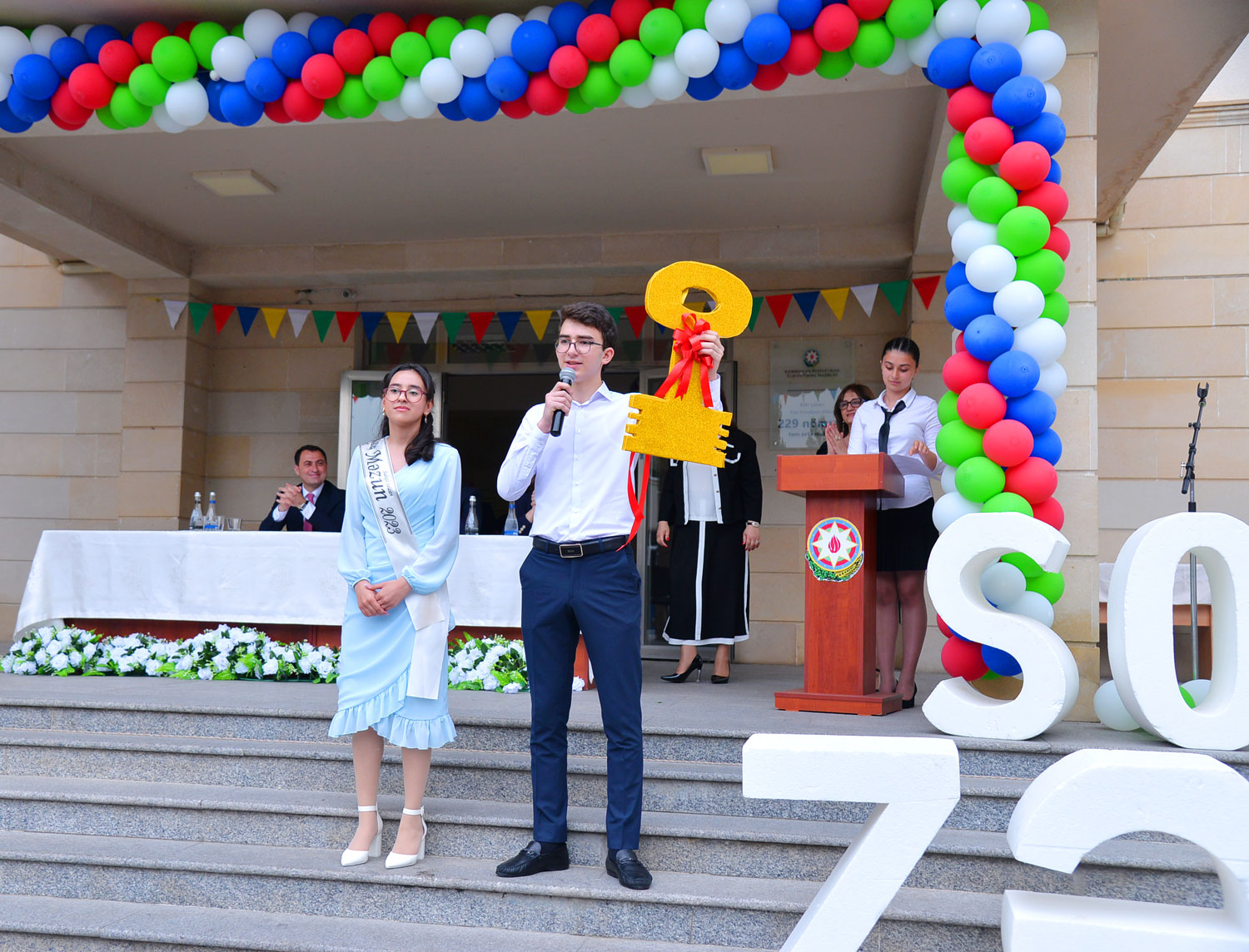 Rəsmilər məzunları təbrik ediblər