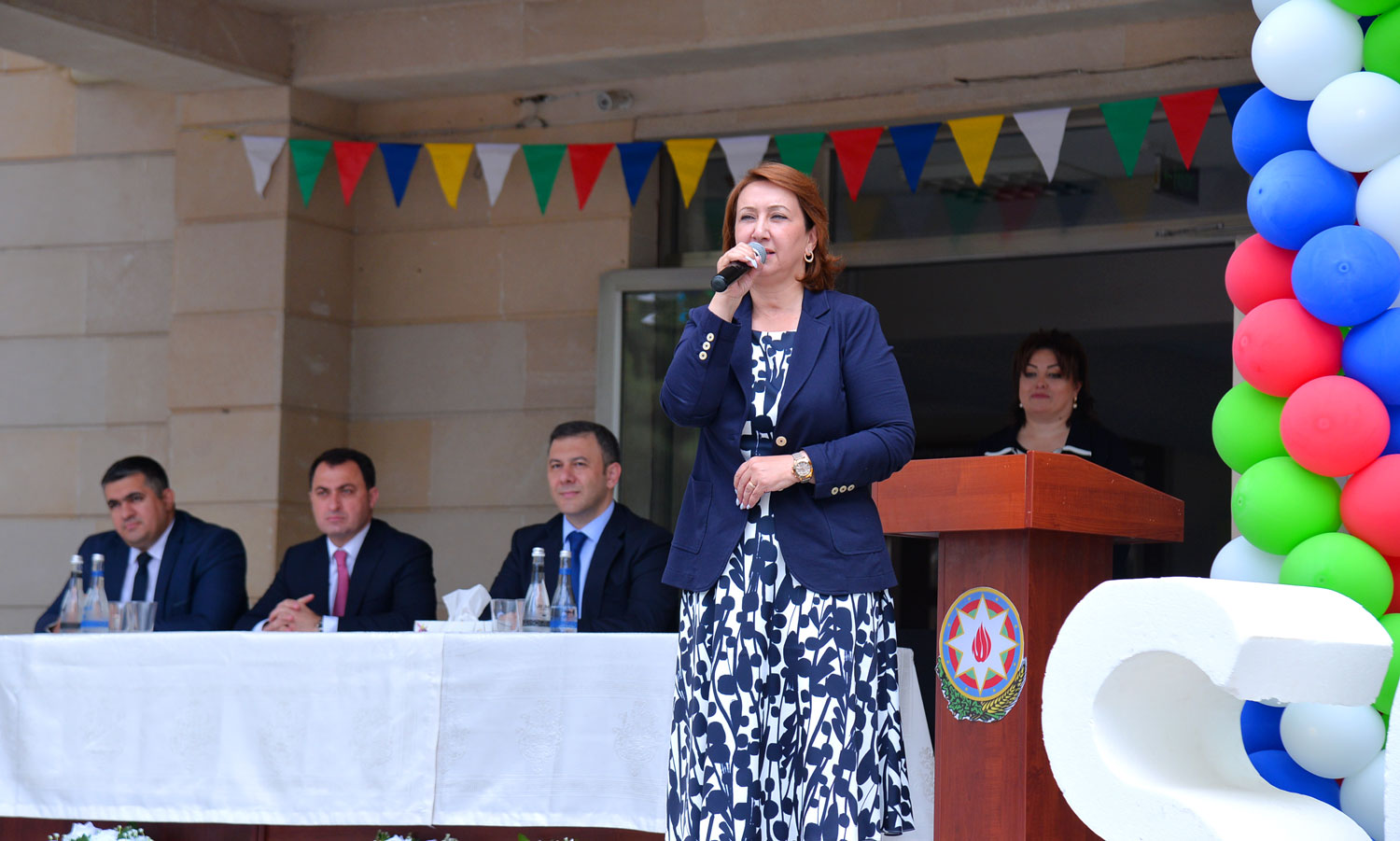 Rəsmilər məzunları təbrik ediblər