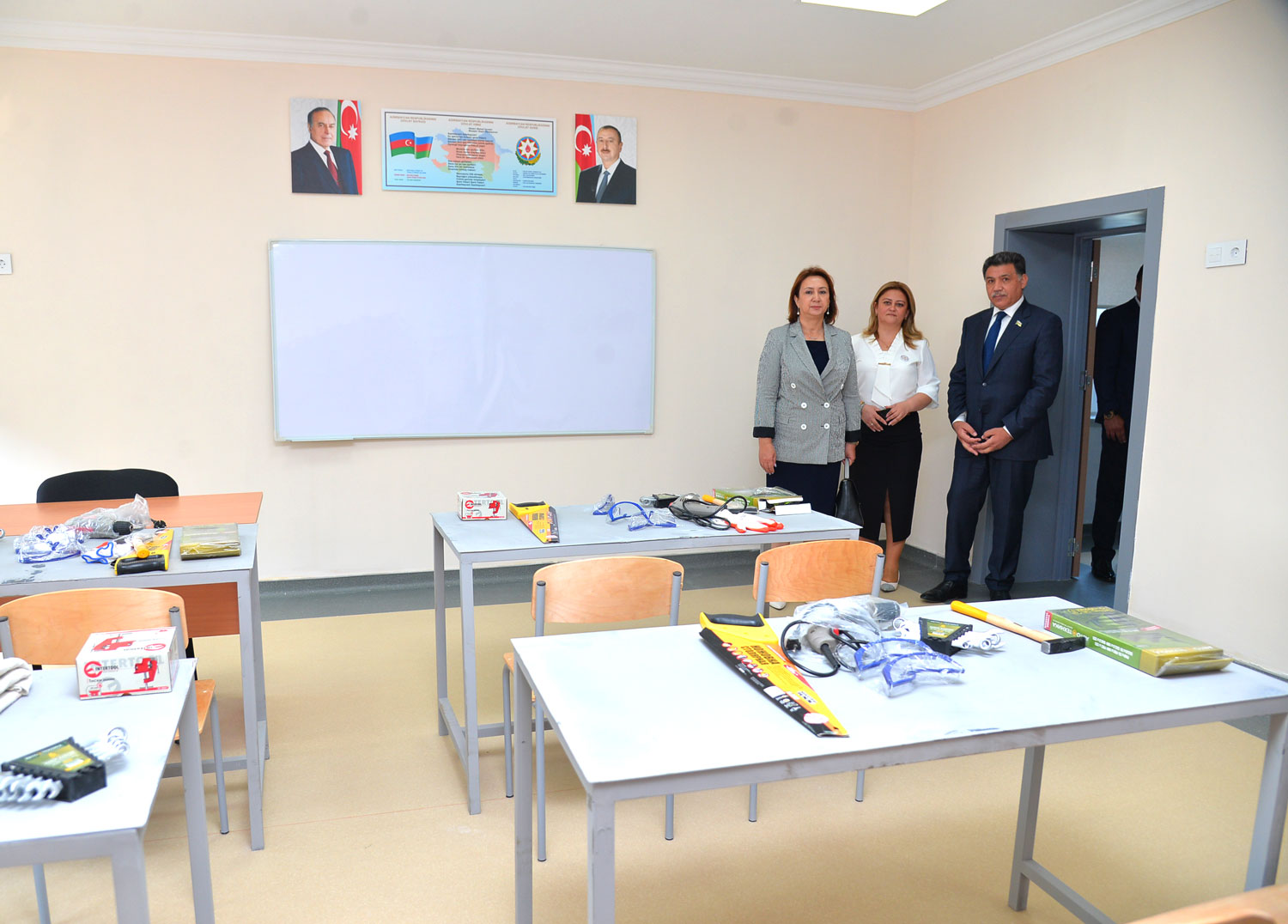 BŞTİ-nin müdiri ilk dərs günündə iştirak edib