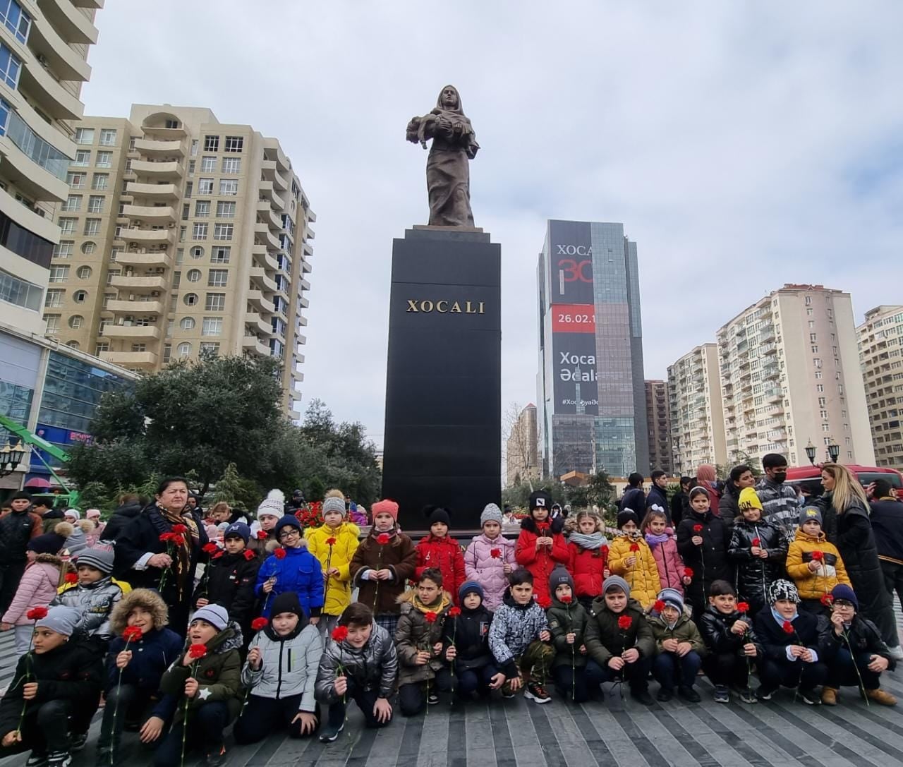 Paytaxtdakı təhsil müəssisələrində Xocalı faciəsi anılır