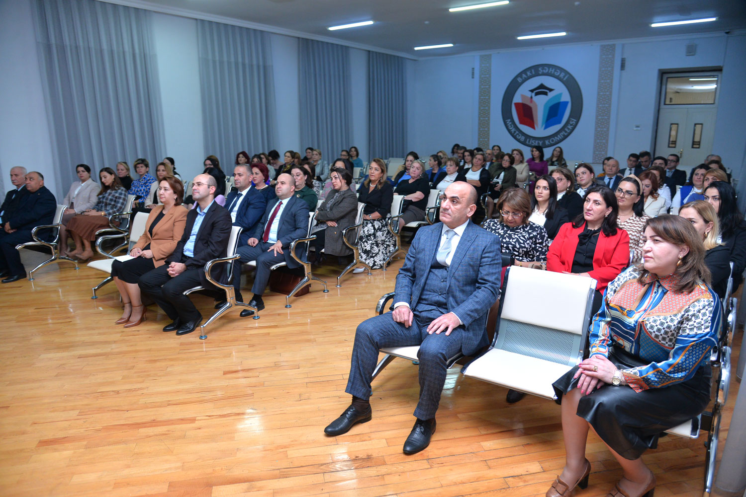 “Dünya standartları: XXI əsrin məktəbini necə qurmalı” kitabı müzakirə edilib