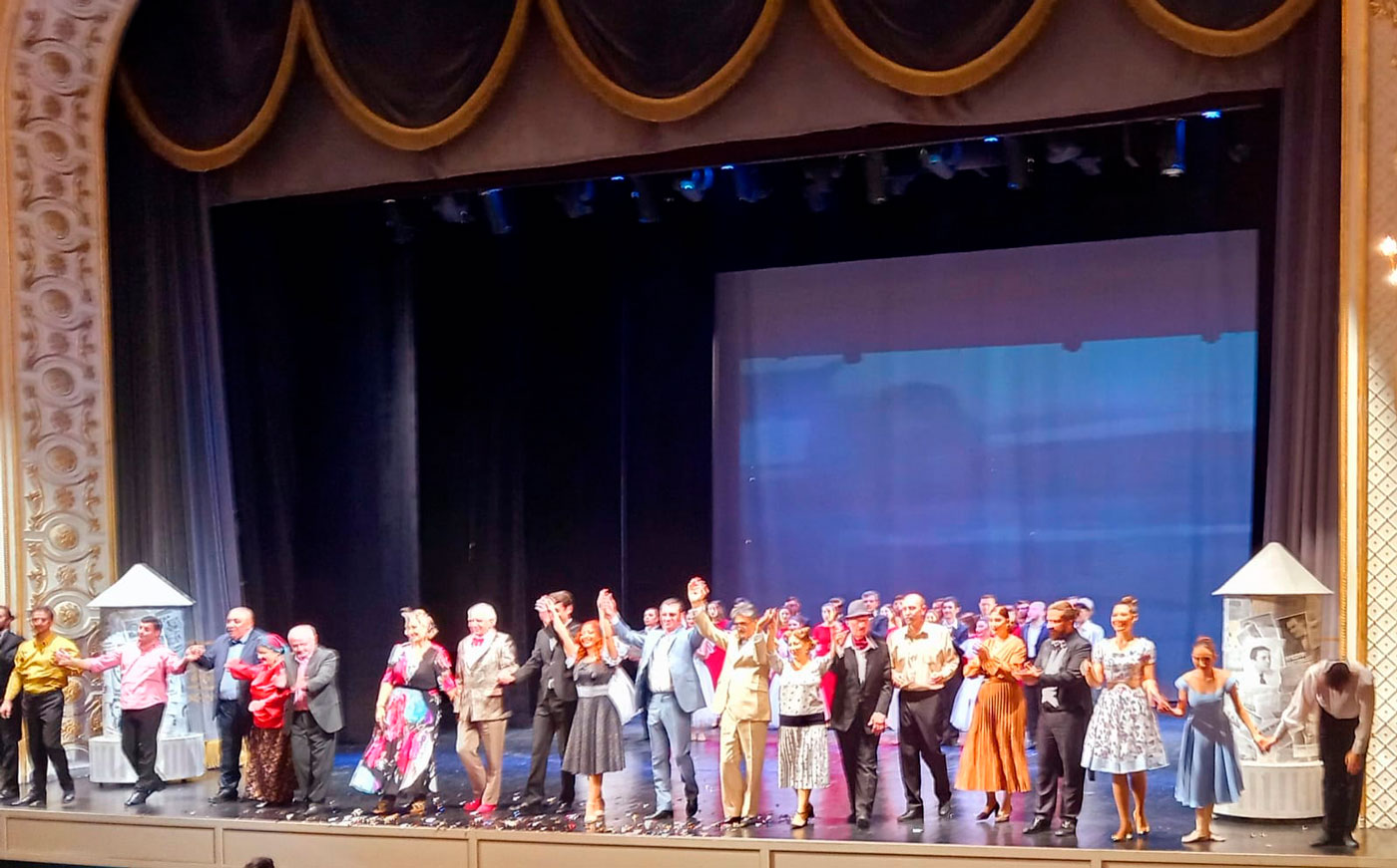 Gənc müəllimlər teatr tamaşalarında