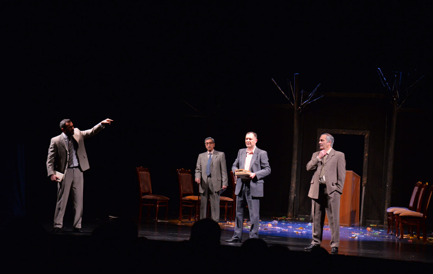 Gənc müəllimlər teatr tamaşalarında
