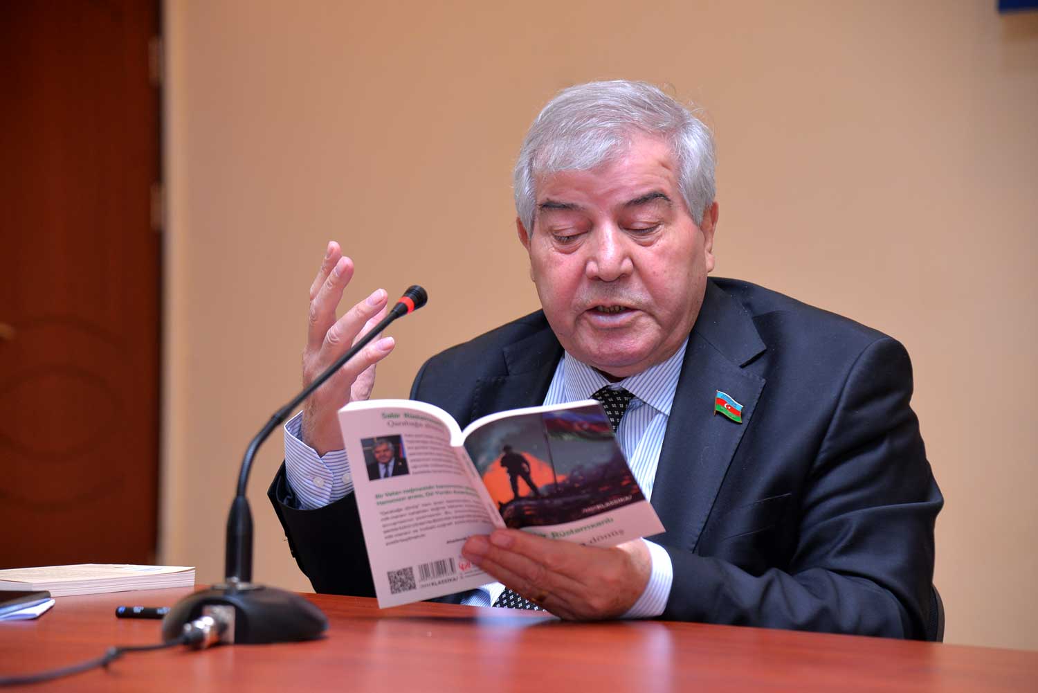 Xalq şairi “Məktəbdə...”