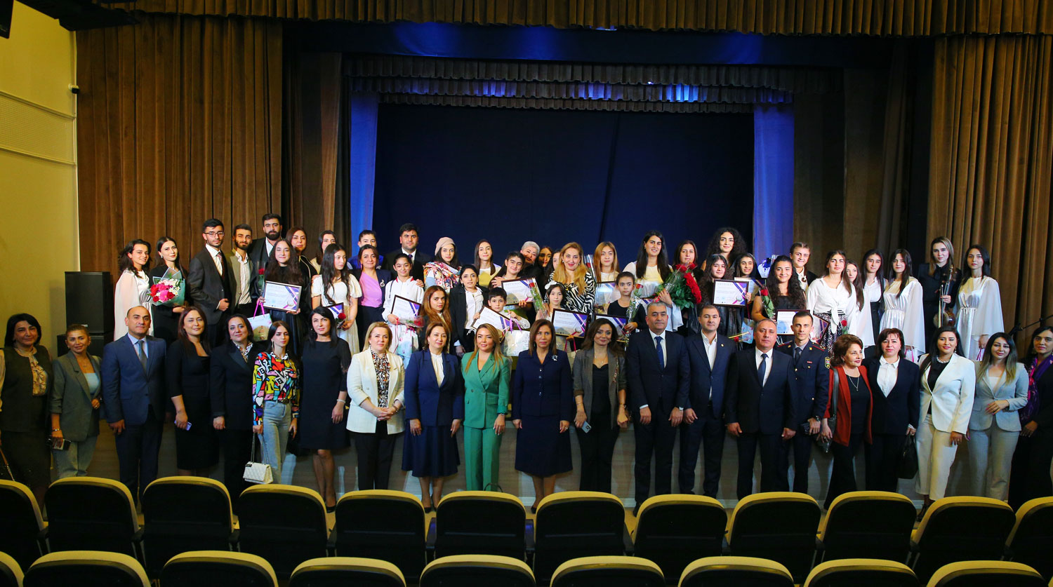 Uşaqlardan maraqlı tamaşa sərgi kompozisiyası