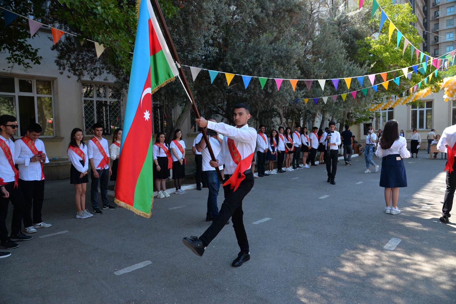 BŞTİ müdiri məzunları təbrik edib