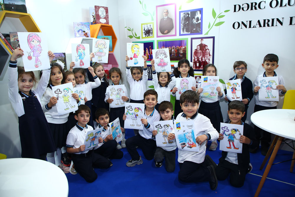 Paytaxt məktəbliləri Bakı Beynəlxalq Kitab Sərgisində