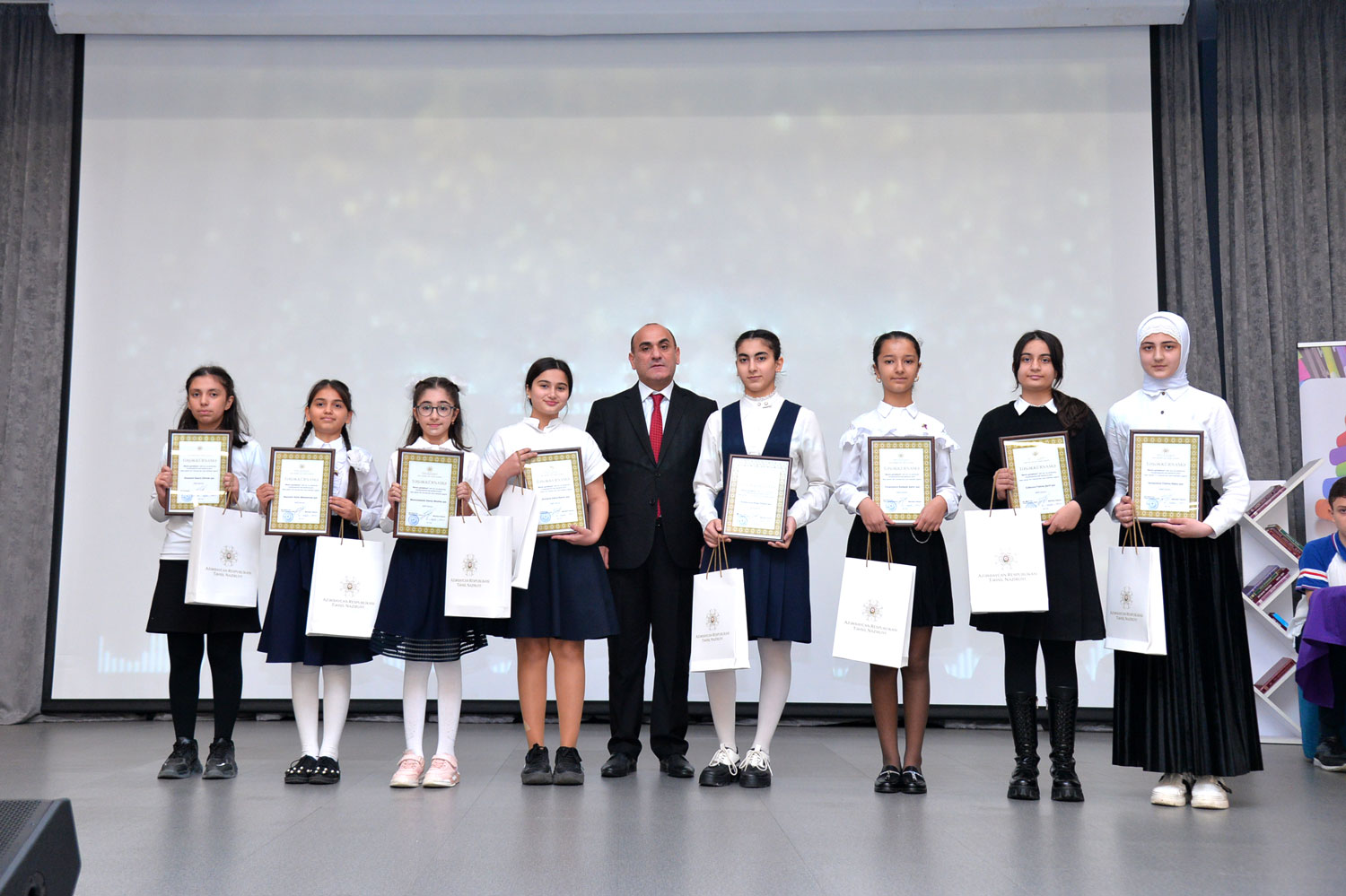 “Mənim gündəliyim” müsabiqəsinin qalibləri təltif olunub
