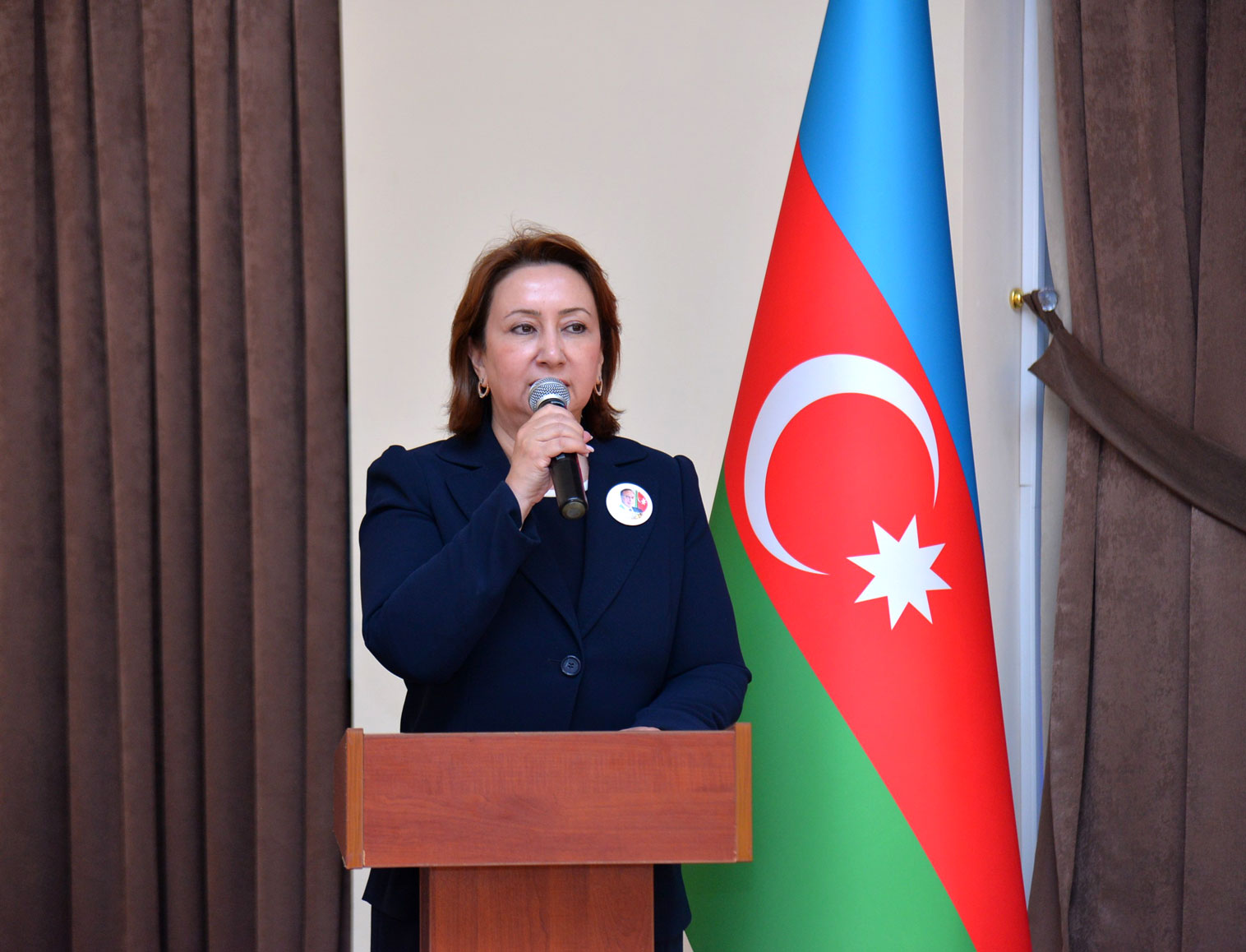 Məktəbəqədər yaşlı uşaqlardan məktəblilərlə birgə maraqlı kompozisiya