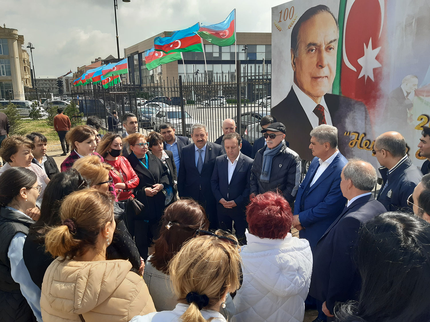 Nazirliyin kollektivi ulu öndərin 100 illiyinə həsr olunmuş ağacəkmə kampaniyasında