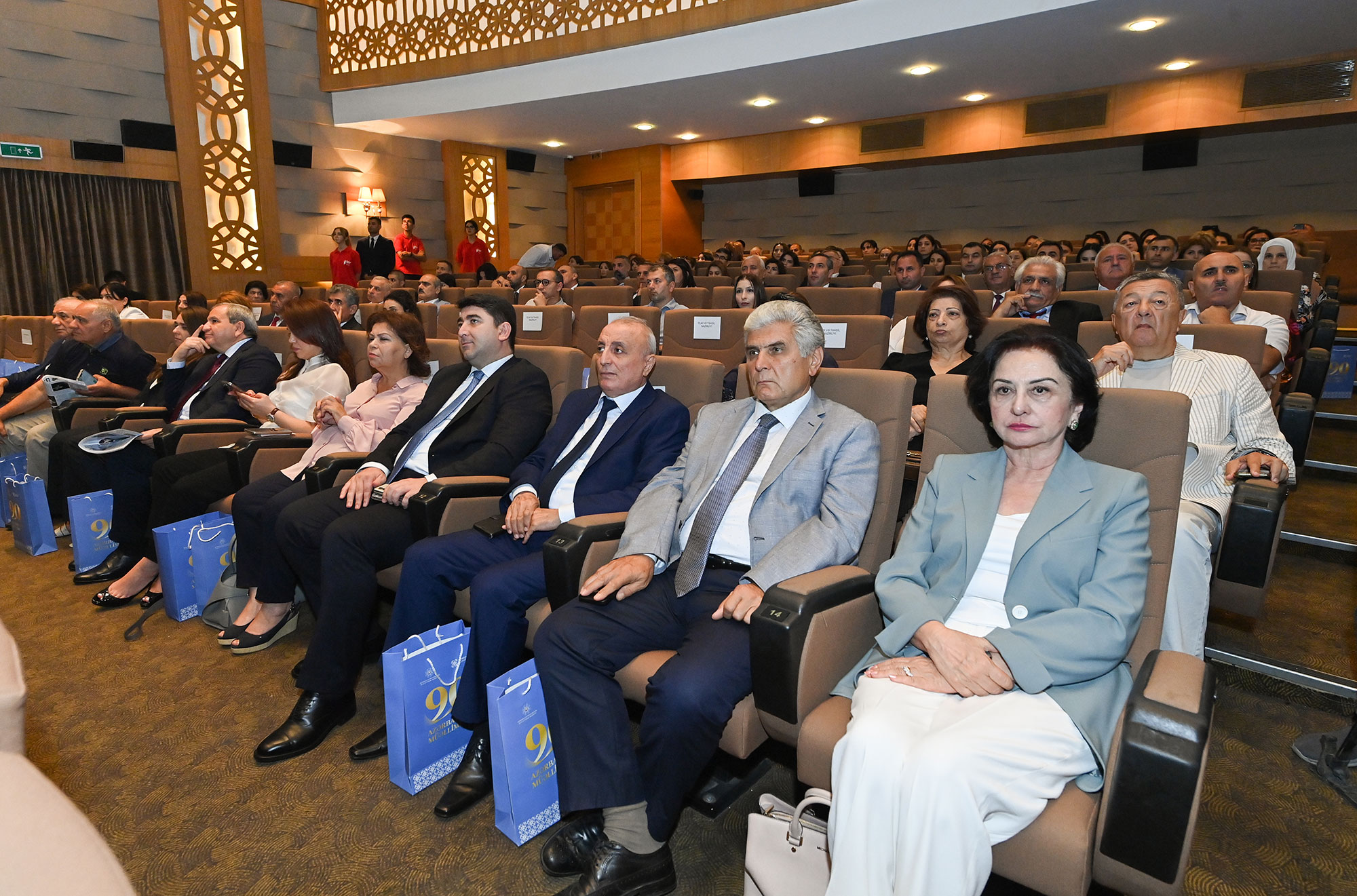 Şərəfli peşə sahiblərinin 90 illik yoldaşı – “Azərbaycan müəllimi”nin yubileyində…
