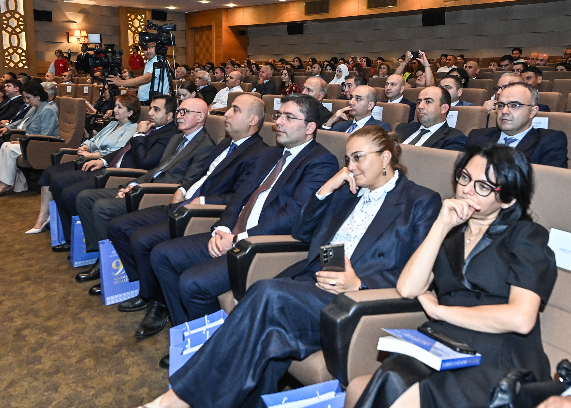 Şərəfli peşə sahiblərinin 90 illik yoldaşı – “Azərbaycan müəllimi”nin yubileyində…