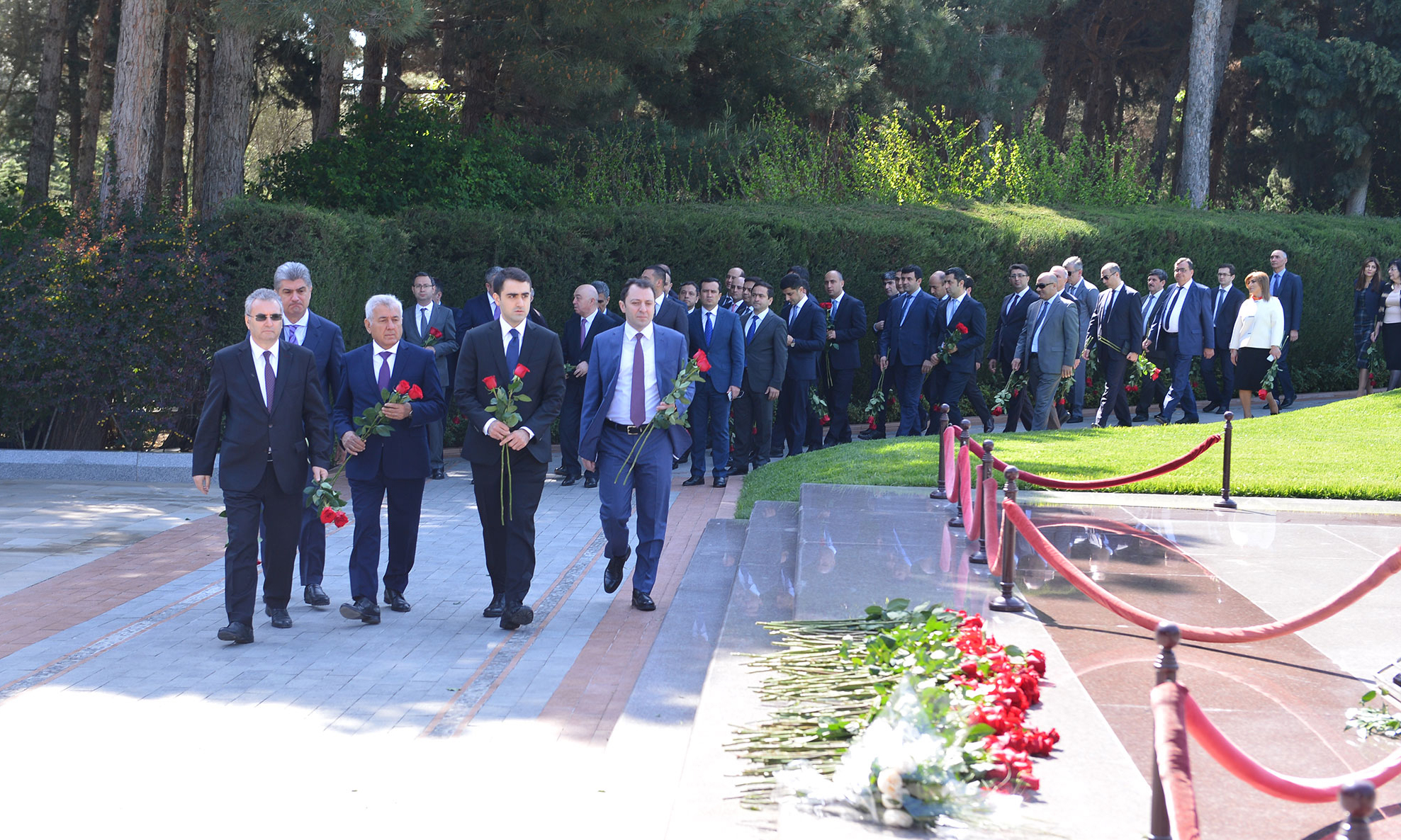 Təhsil işçiləri ümummilli lider Heydər Əliyevin məzarını ziyarət ediblər
