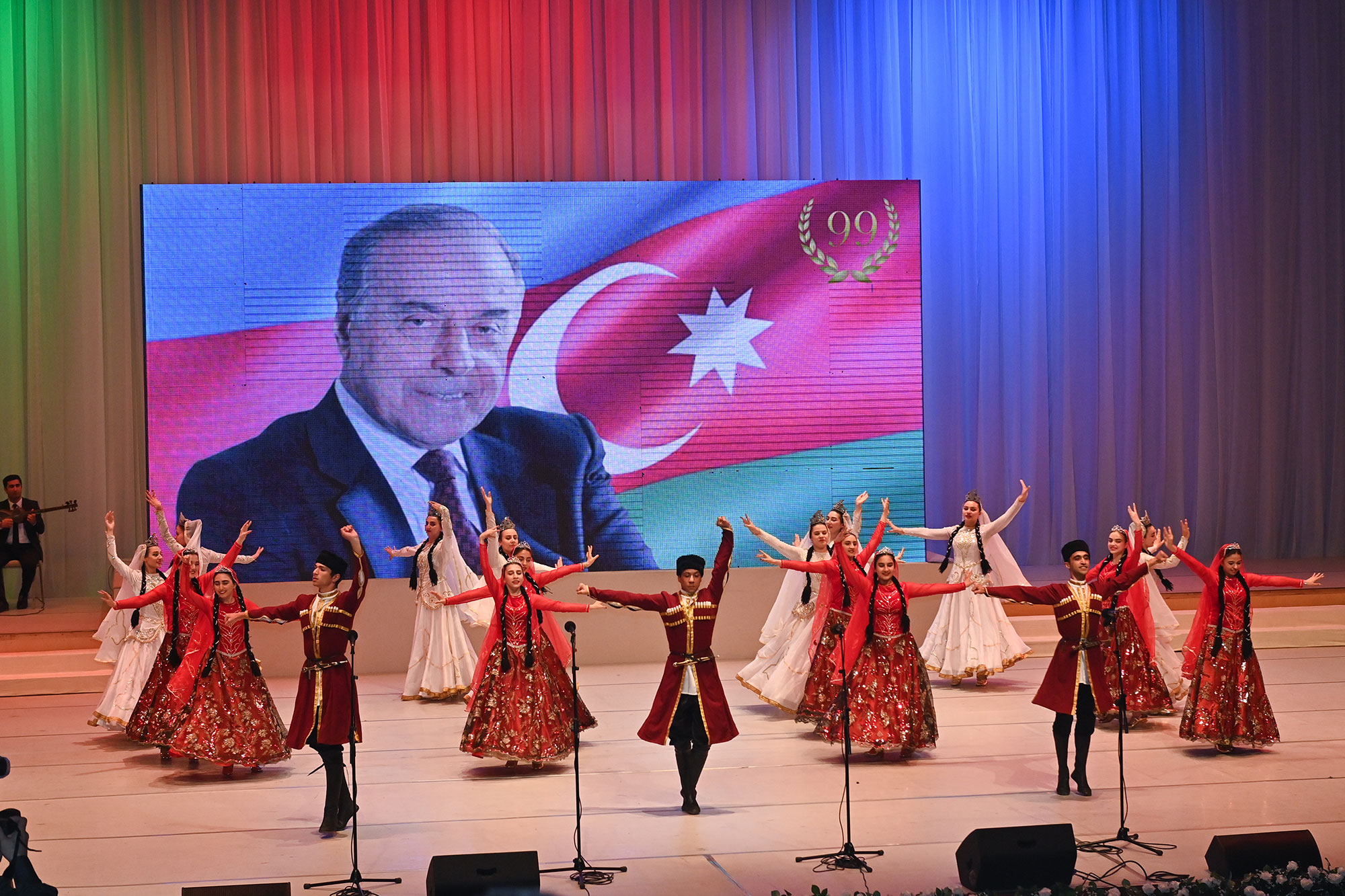 Heydər Əliyevin anadan olmasının 99-cu ildönümünə həsr olunmuş bədii yaradıcılıq müsabiqə-festivalının yekun konserti keçirilib