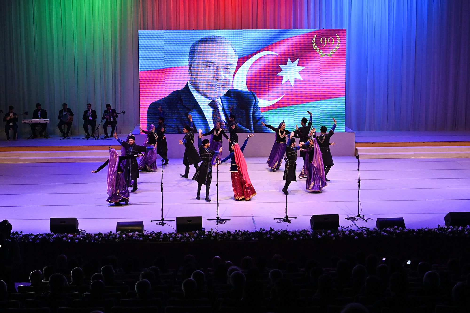 Heydər Əliyevin anadan olmasının 99-cu ildönümünə həsr olunmuş bədii yaradıcılıq müsabiqə-festivalının yekun konserti keçirilib