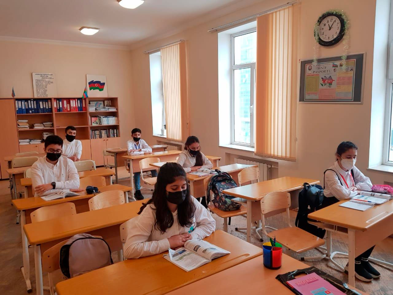 Bakı, Sumqayıt və Abşeronda V-IX sinif şagirdləri məktəbə yollanıb - FOTOLAR