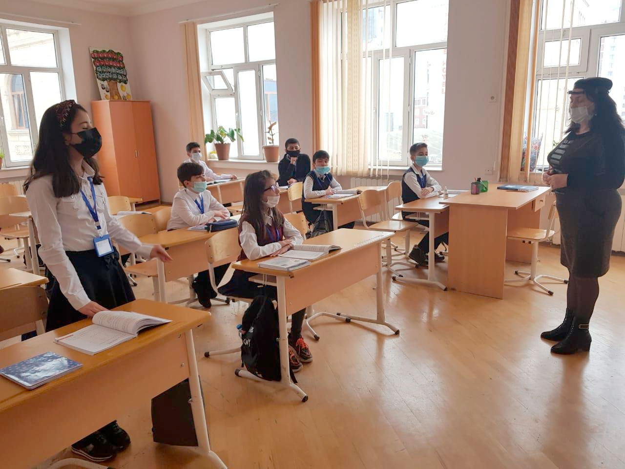 Bakı, Sumqayıt və Abşeronda V-IX sinif şagirdləri məktəbə yollanıb - FOTOLAR