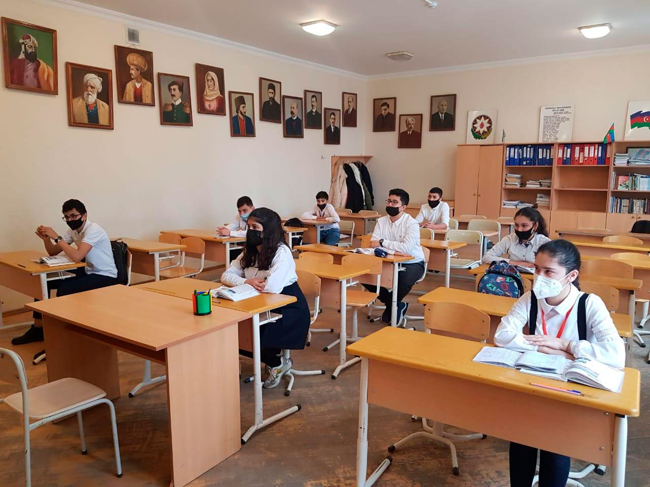 Bakı, Sumqayıt və Abşeronda V-IX sinif şagirdləri məktəbə yollanıb - FOTOLAR