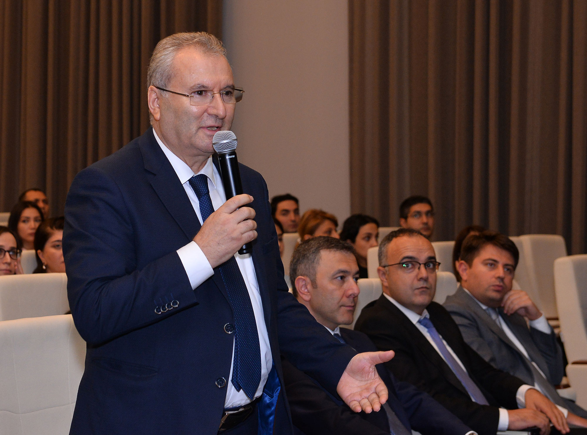“Danışır təcrübə” layihəsinin qonağı xarici işlər nazirinin müavini Yalçın Rəfiyev olub