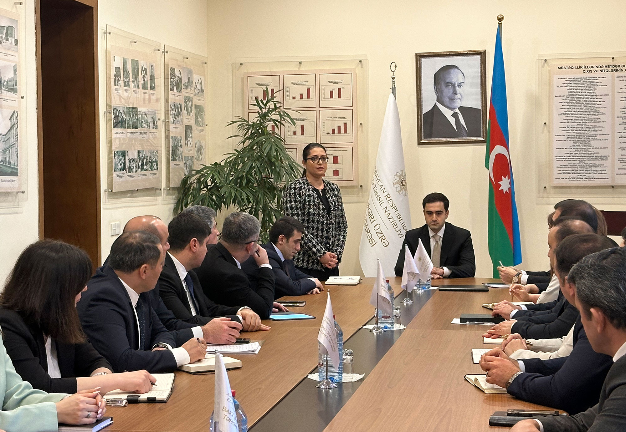 Nərminə Hüseynova Bakı Şəhəri üzrə Təhsil İdarəsinin kollektivinə təqdim edilib