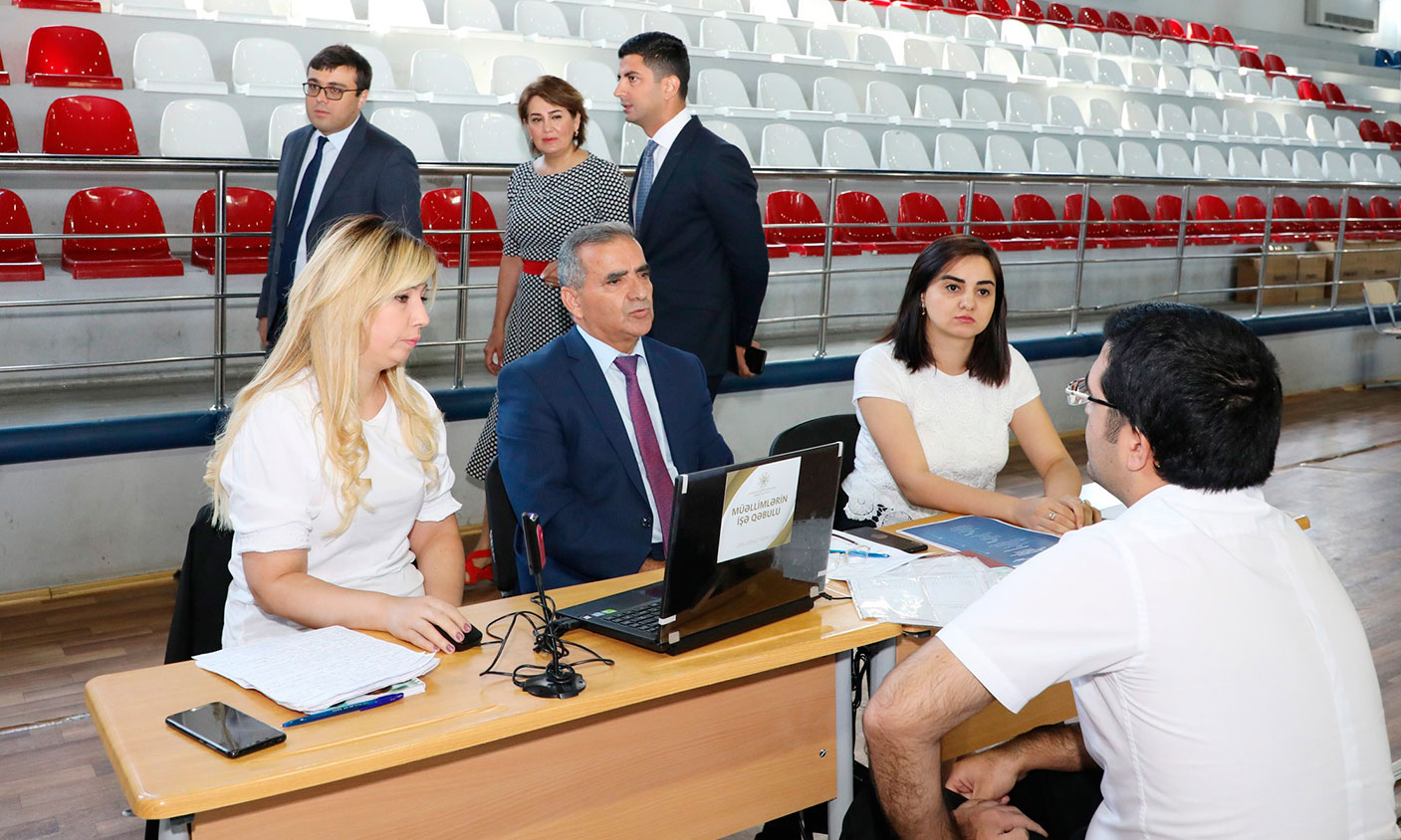 Nazir müavini müsahibə prosesini izlədi