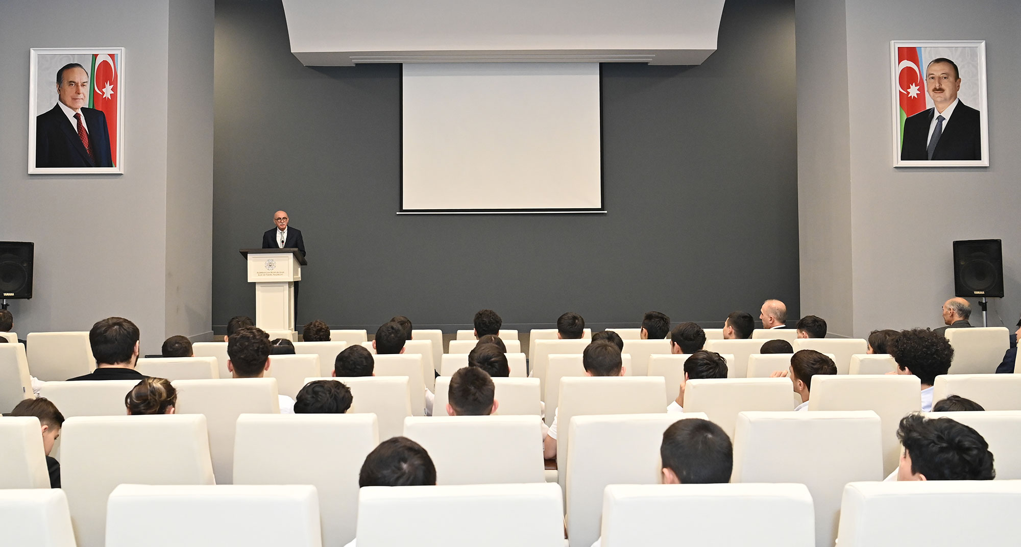 Yüksək nəticə göstərən məktəbli idmançılarla görüş