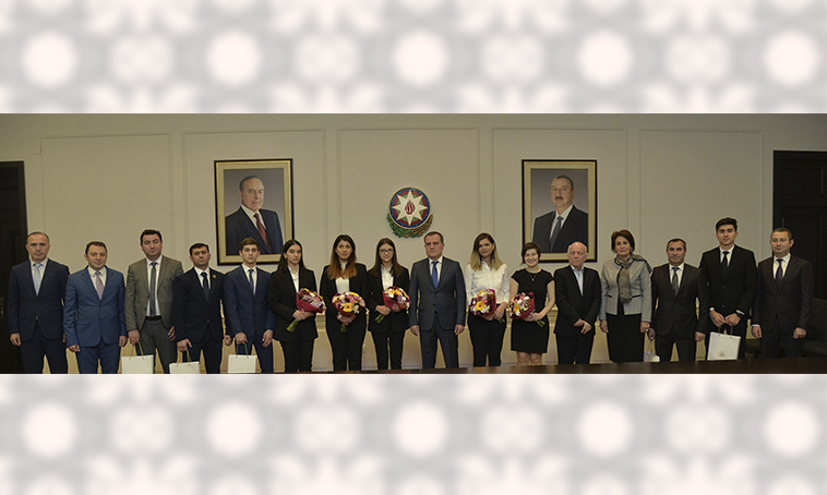 Təhsil naziri yüksək nəticə göstərən idmançılarla görüşüb