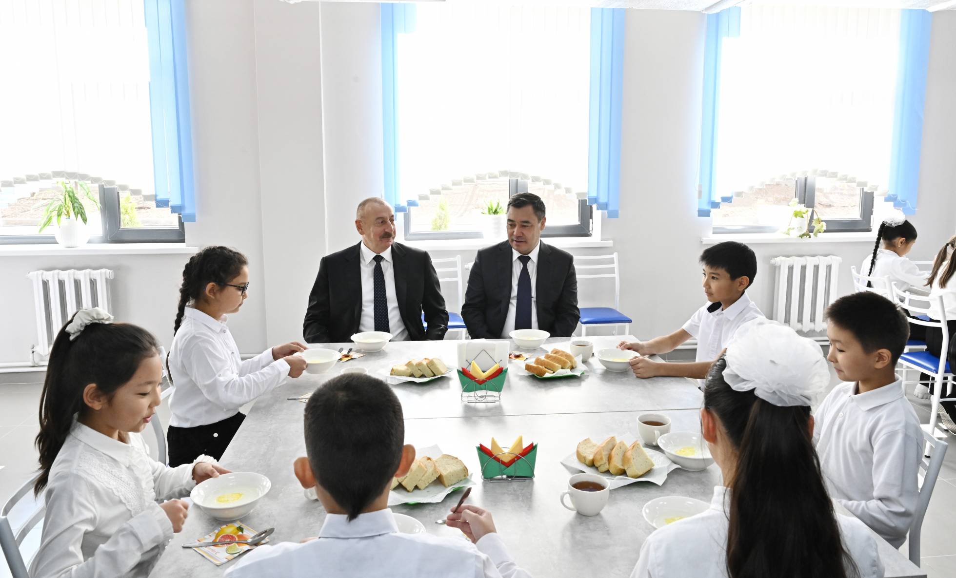 Azərbaycan Respublikasının Prezidenti İlham Əliyev və Qırğız Respublikasının Prezidenti Sadır Japarov Məktəb-Gimnaziya təhsil-tərbiyə kompleksinin açılış mərasimində iştirak ediblər