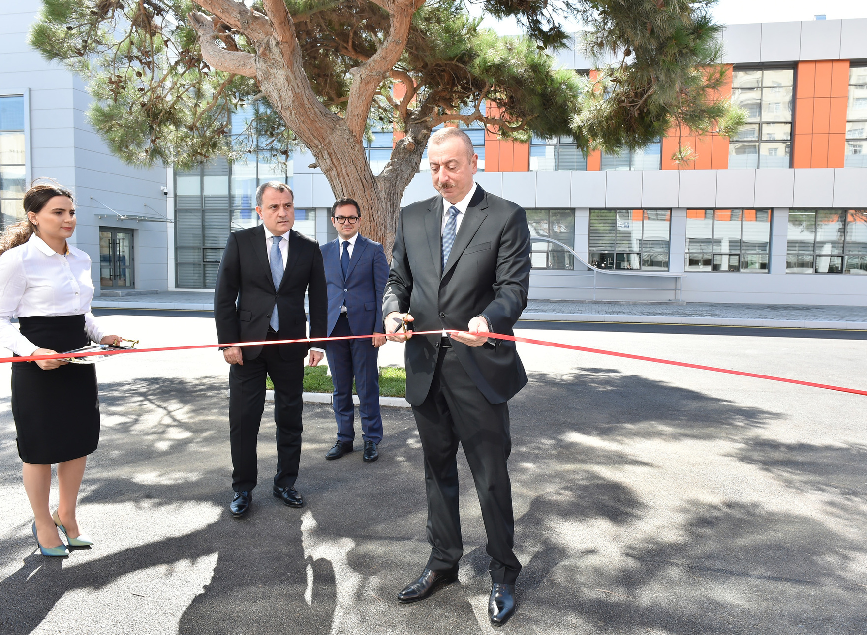 Prezident İlham Əliyev Sənaye və İnnovasiyalar üzrə Bakı Dövlət Peşə Təhsil Mərkəzinin açılışında iştirak edib