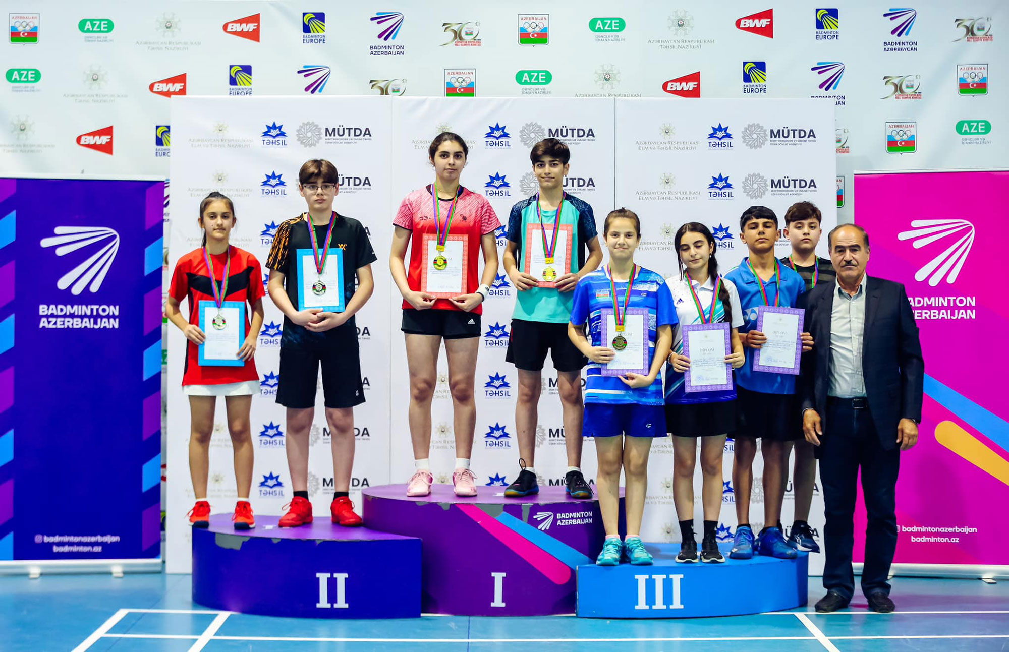 Badminton idman növü üzrə məktəbli oğlan və qızlar arasında yarış keçirilib