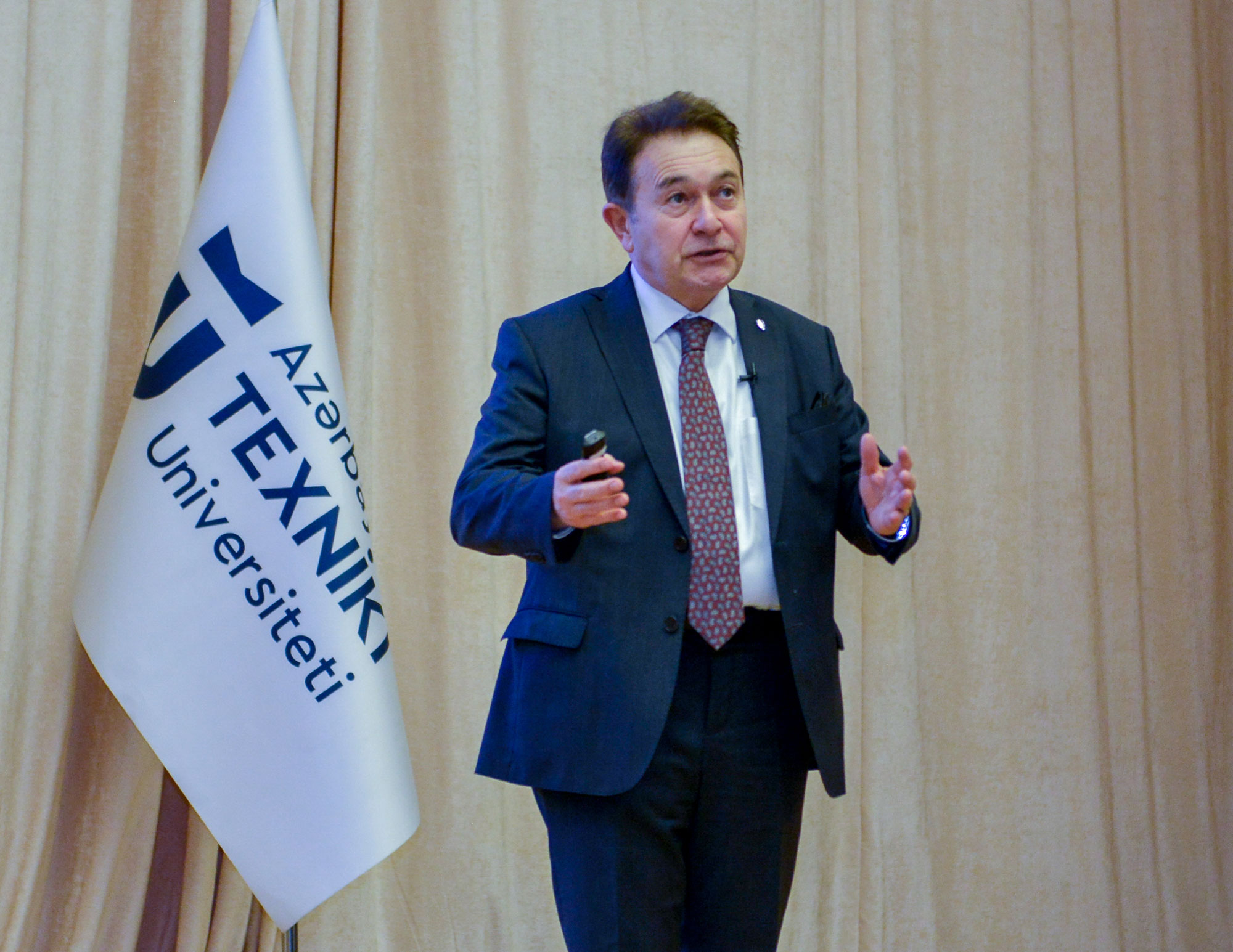 “Ali təhsildə dəyişikliklər: yeni tendensiya və tətbiqlər” mövzusunda seminar