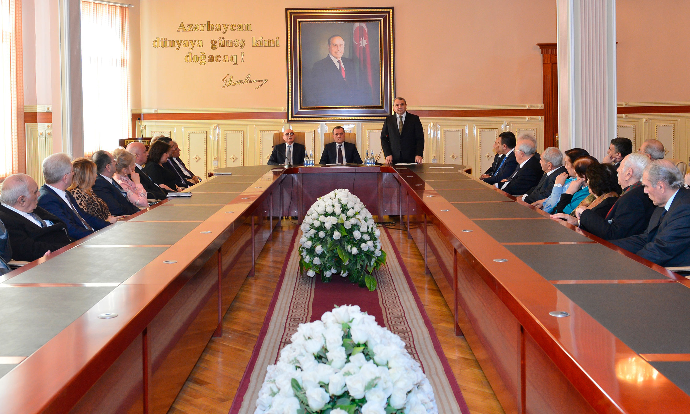 BDU-nun rektoru Elçin Babayev kollektivə təqdim edilib