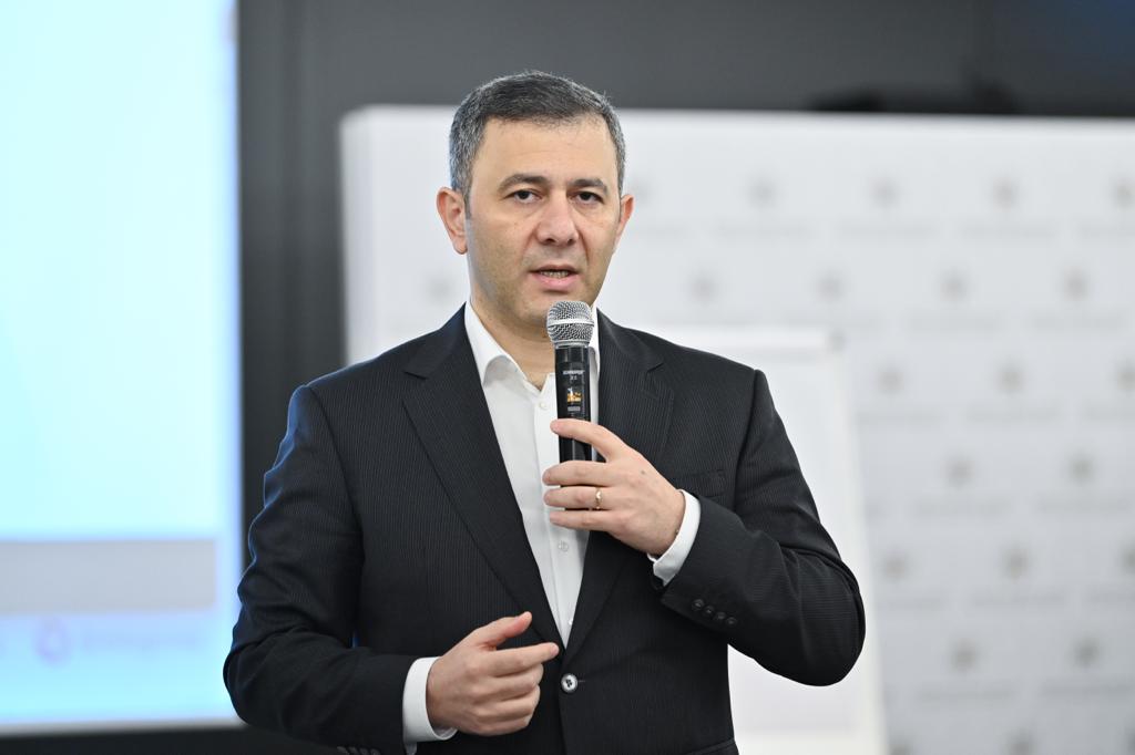 “Effektiv kommunikasiya” mövzusunda təlim keçirilib