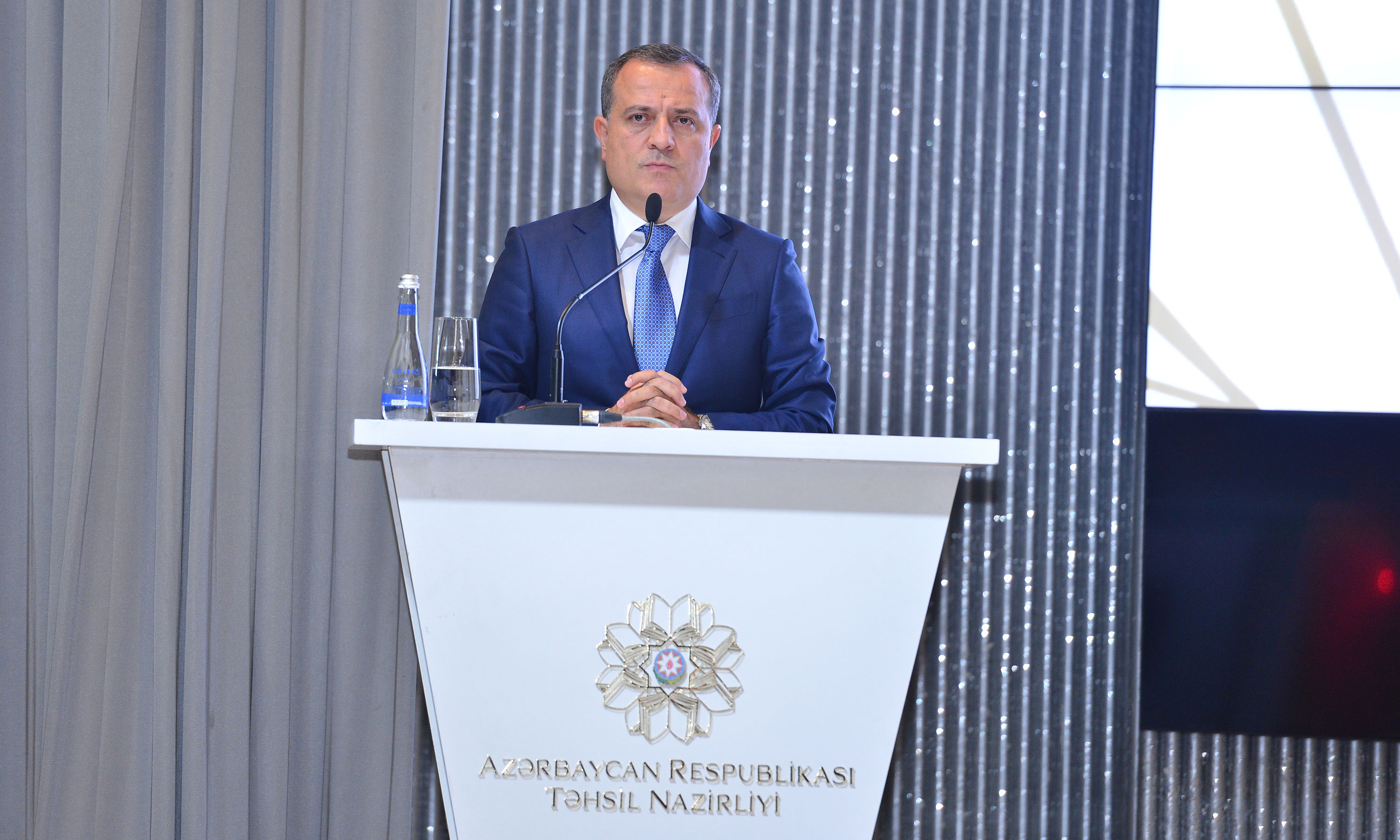 Təhsil işçilərinin respublika konfransı davam edir