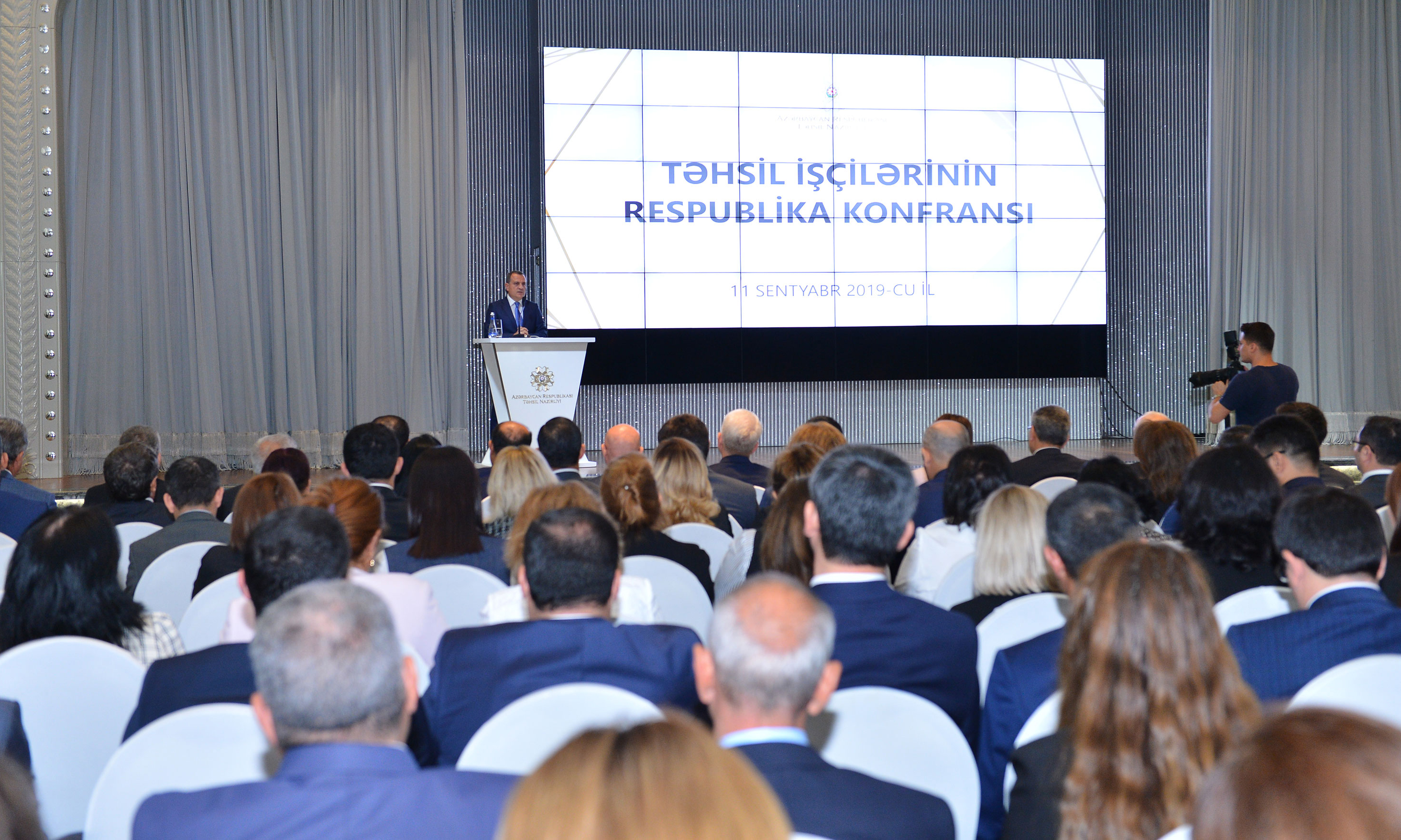 Təhsil işçilərinin respublika konfransı davam edir