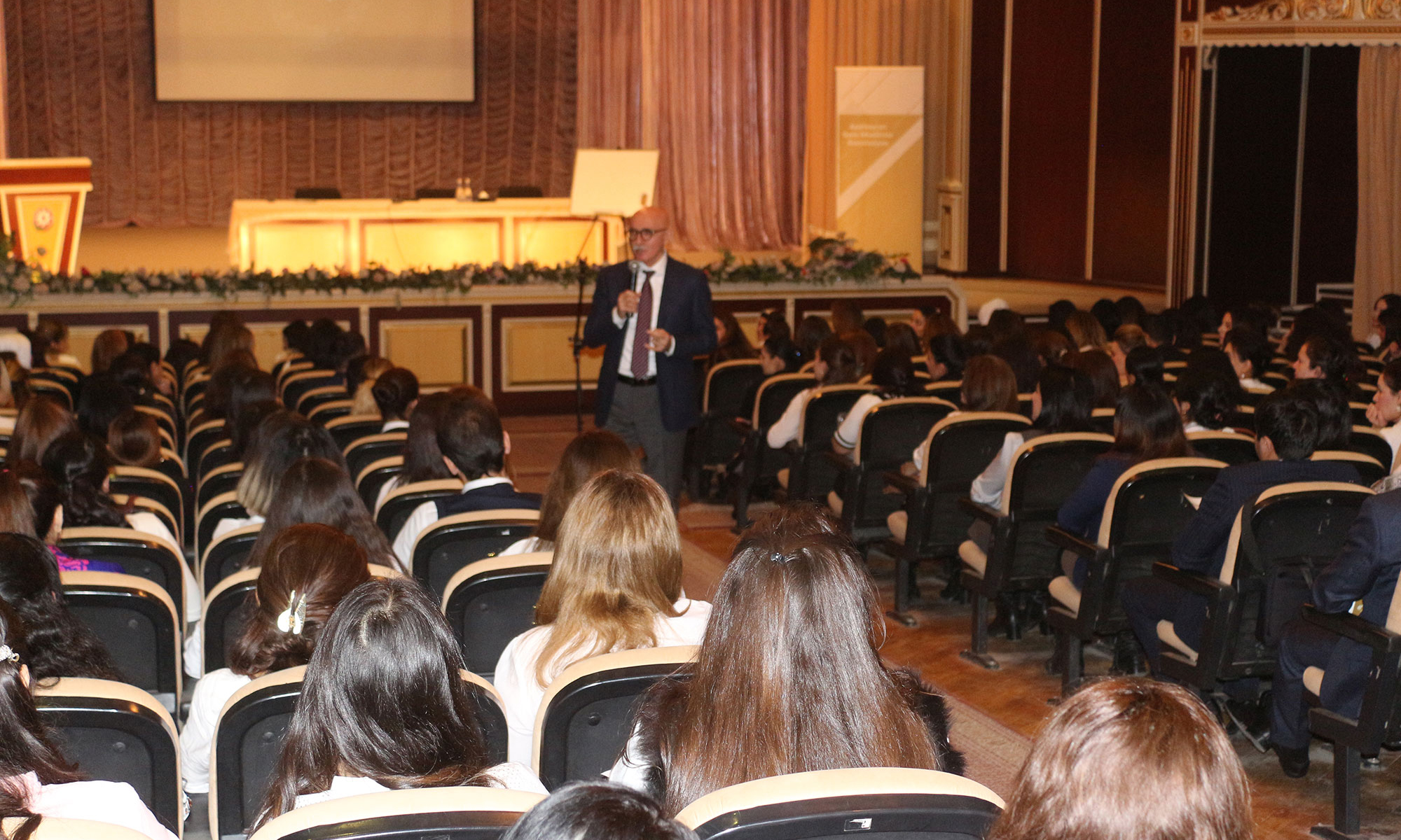 Nazir müavini Firudin Qurbanov Abşeronda gənc müəllimlərlə görüşüb