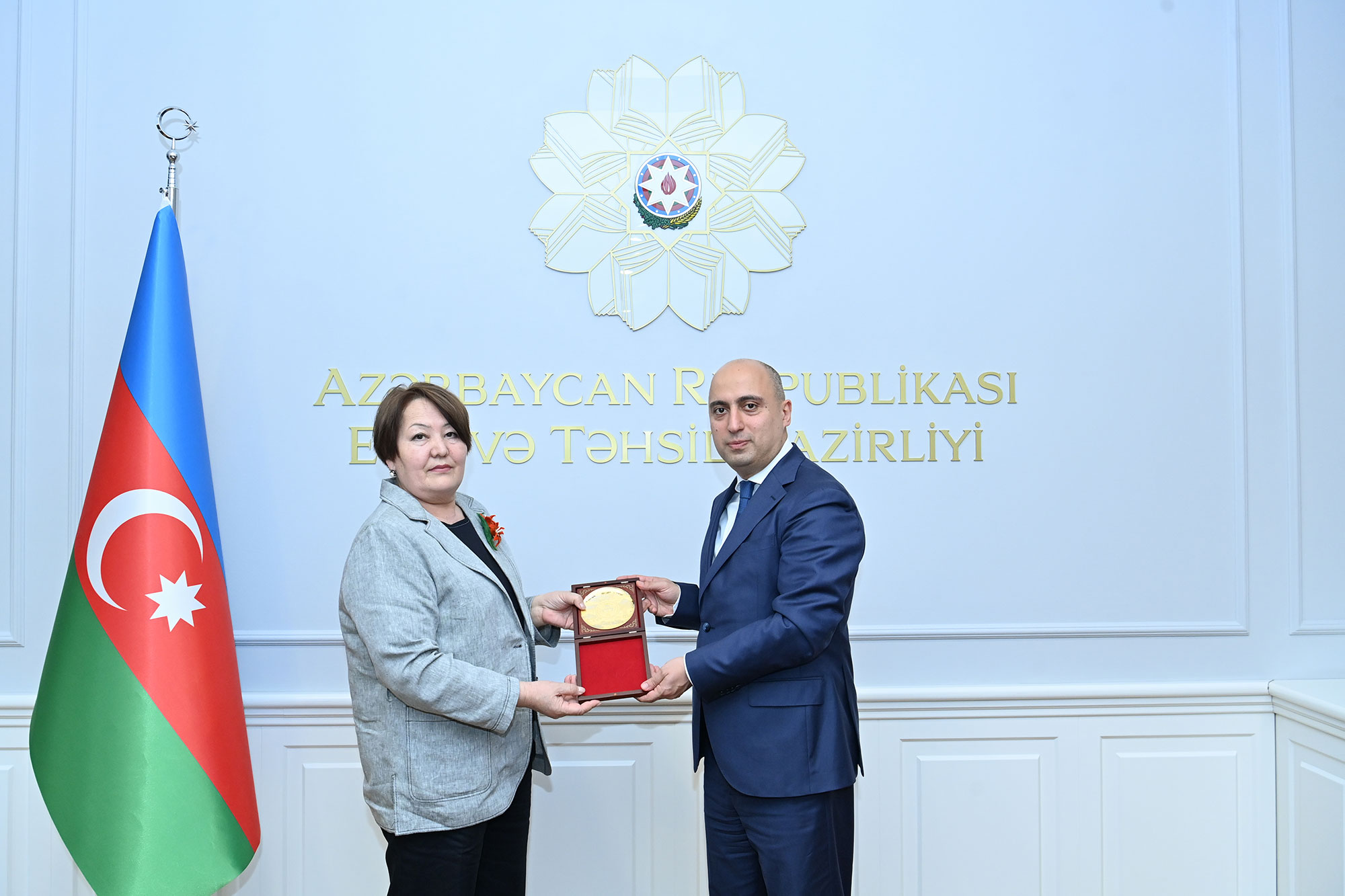 Emin Əmrullayev qırğız həmkarı ilə görüşüb