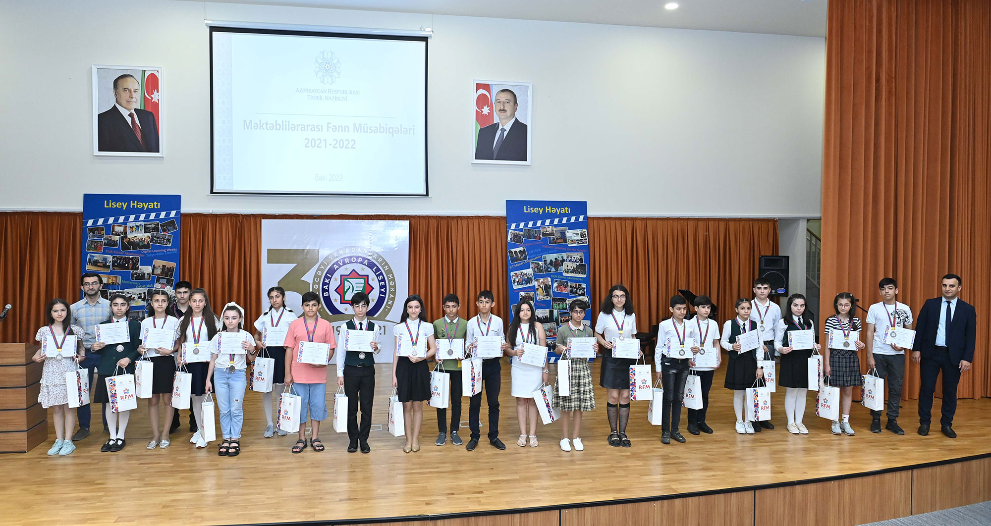 VII məktəblilərarası fənn müsabiqələrinin qaliblərinin mükafatlandırılması mərasimi