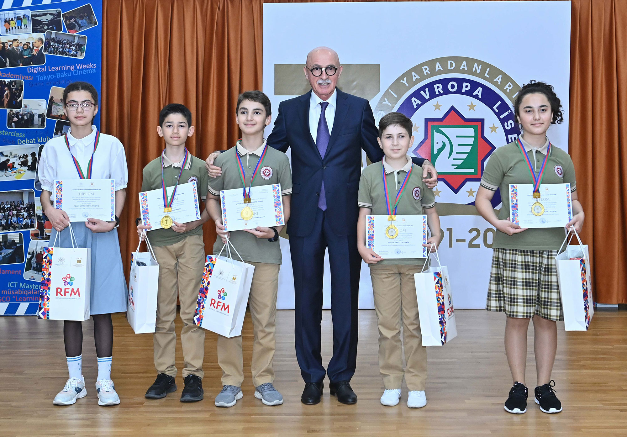 VII məktəblilərarası fənn müsabiqələrinin qaliblərinin mükafatlandırılması mərasimi