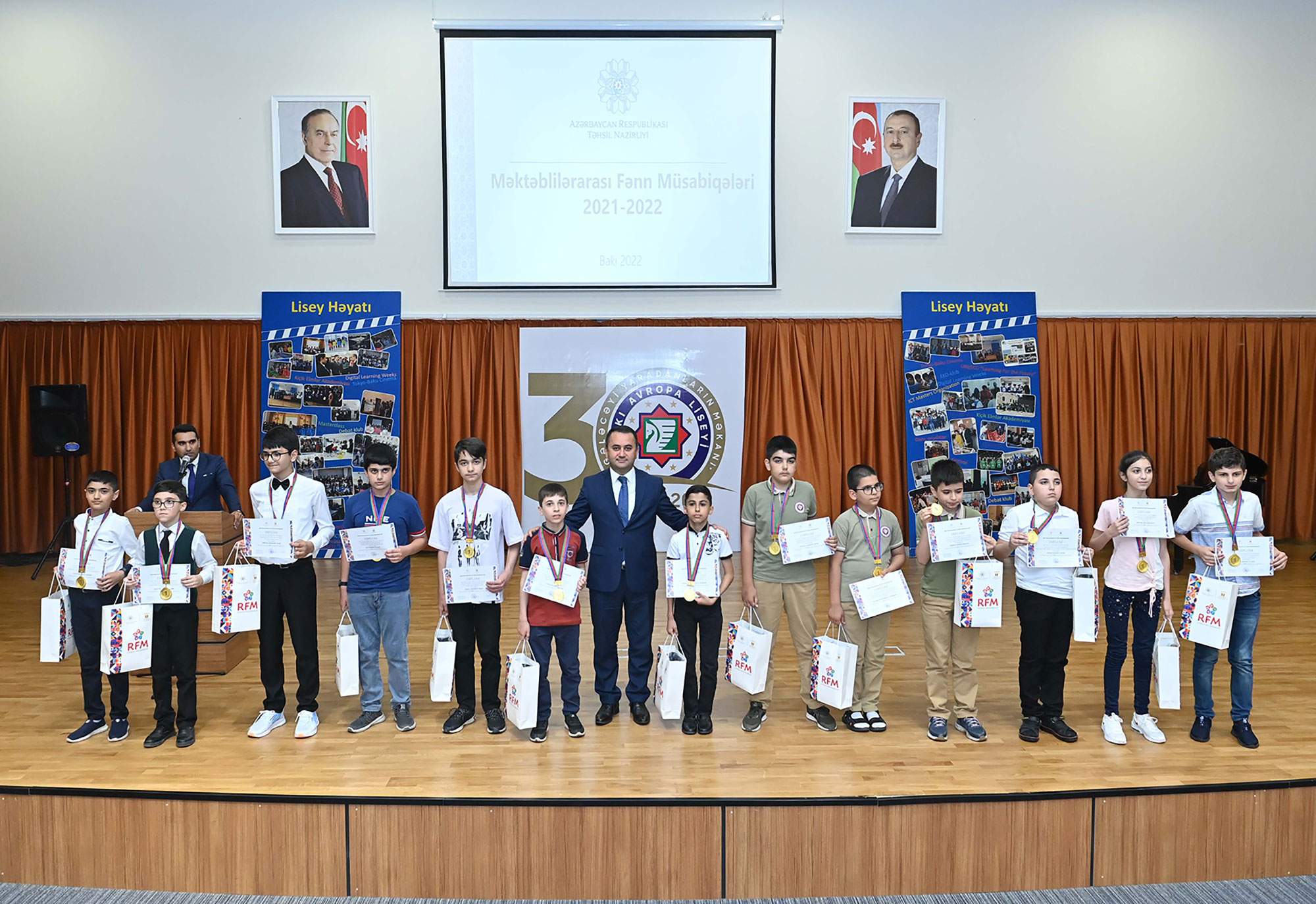 VII məktəblilərarası fənn müsabiqələrinin qaliblərinin mükafatlandırılması mərasimi