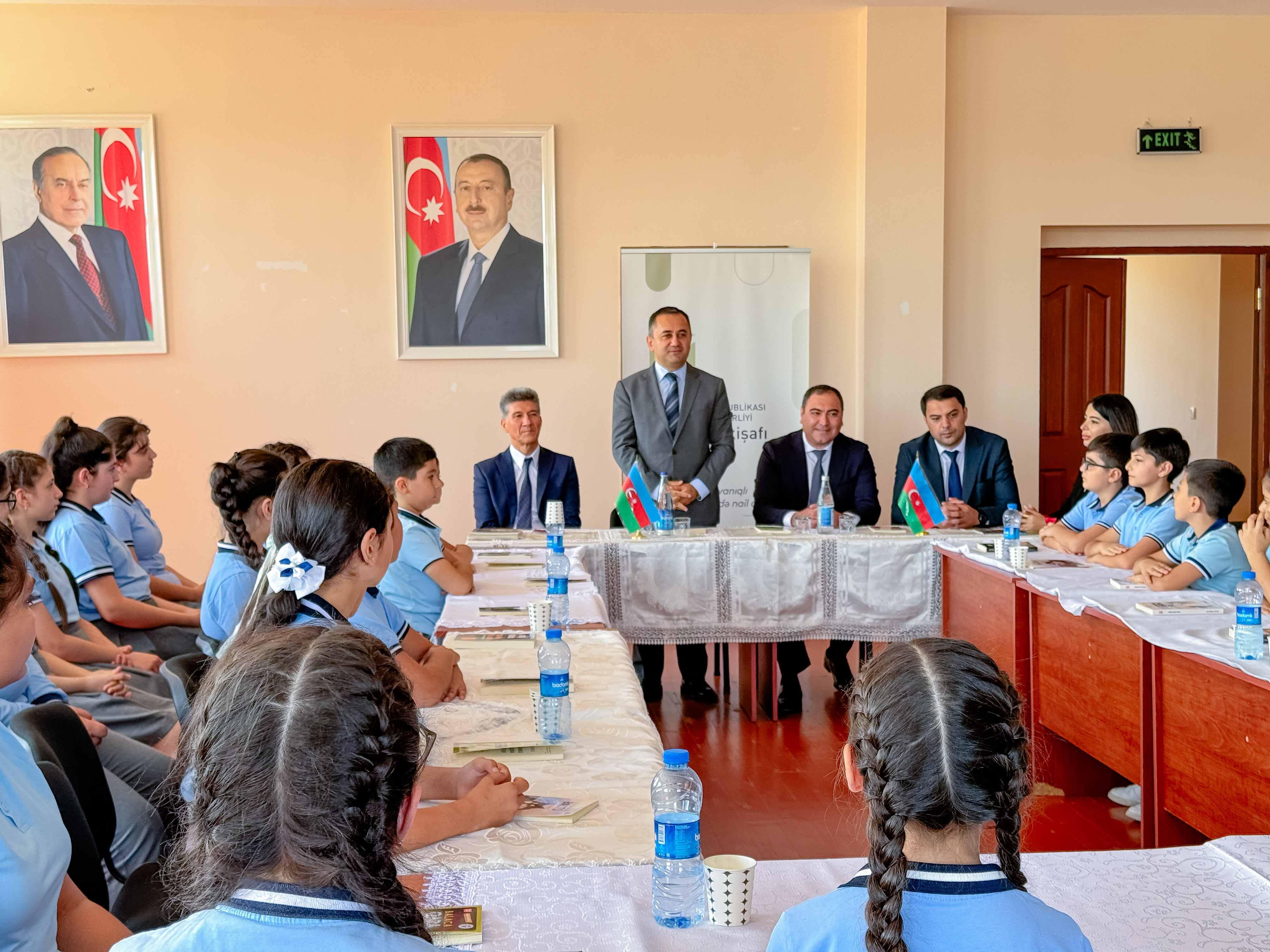 “Məktəblərə kitab ianəsi” layihəsi çərçivəsində növbəti görüş Beyləqan rayonunda keçirilib